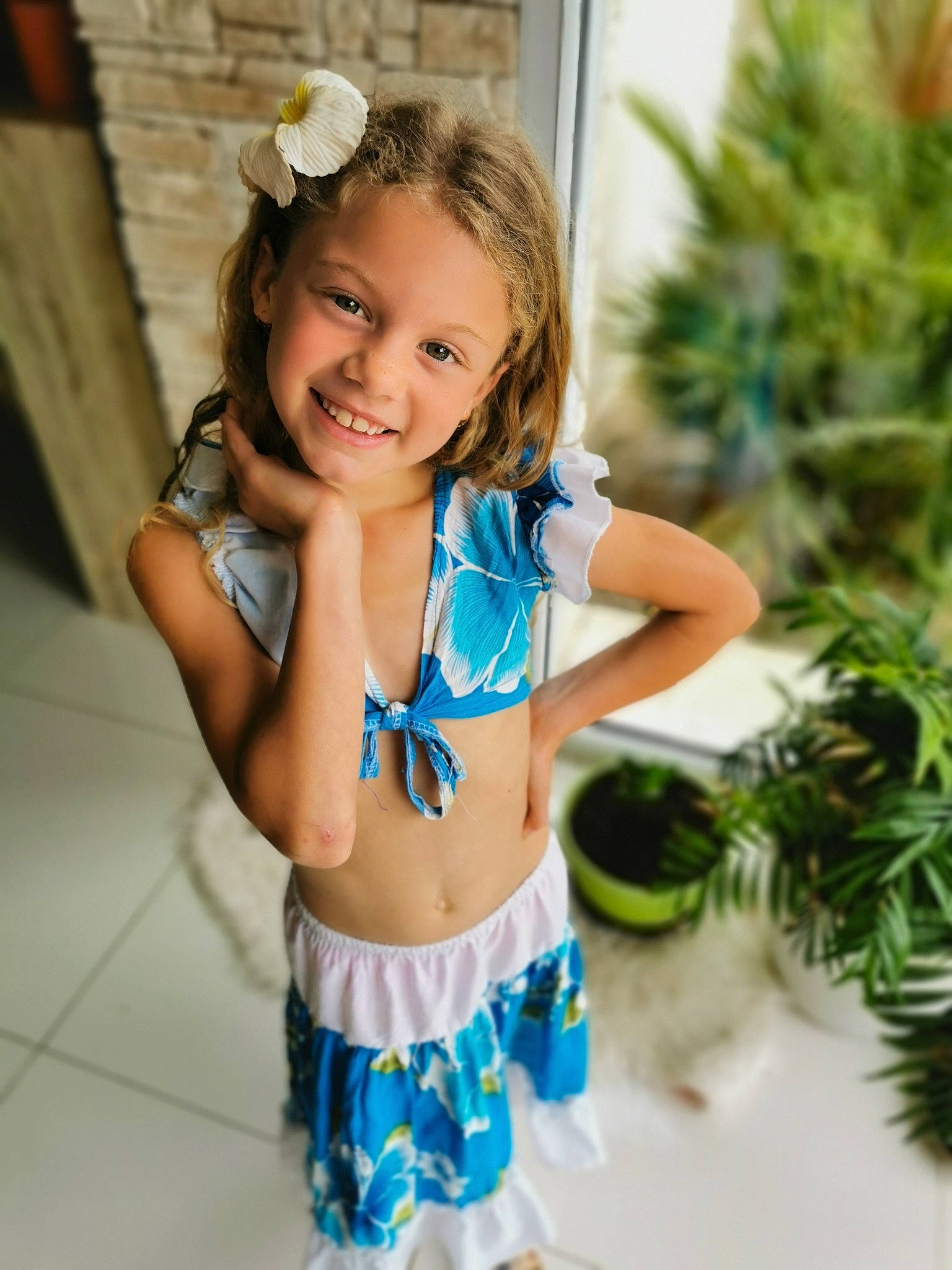 Lindsay a rejoint le concours — aidez-le/la à gagner de superbes lots ! abdomen, arm, beauty, electric_blue, eye, hairstyle, happy, head, human_body, human_leg, jewellery, joy, long_hair, person, photograph, plant, skin, smile, thigh, toddler