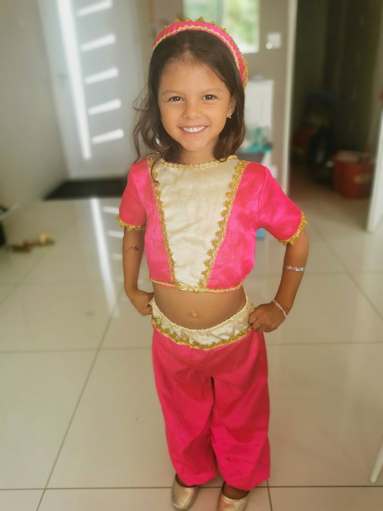 Ashley participe au concours pour gagner de l'argent avec cette photo : abdomen, arm, child, eye, face, facial_expression, flooring, hair, hairstyle, happy, head, joy, leg, person, pink, skin, sleeve, smile, thigh, toddler