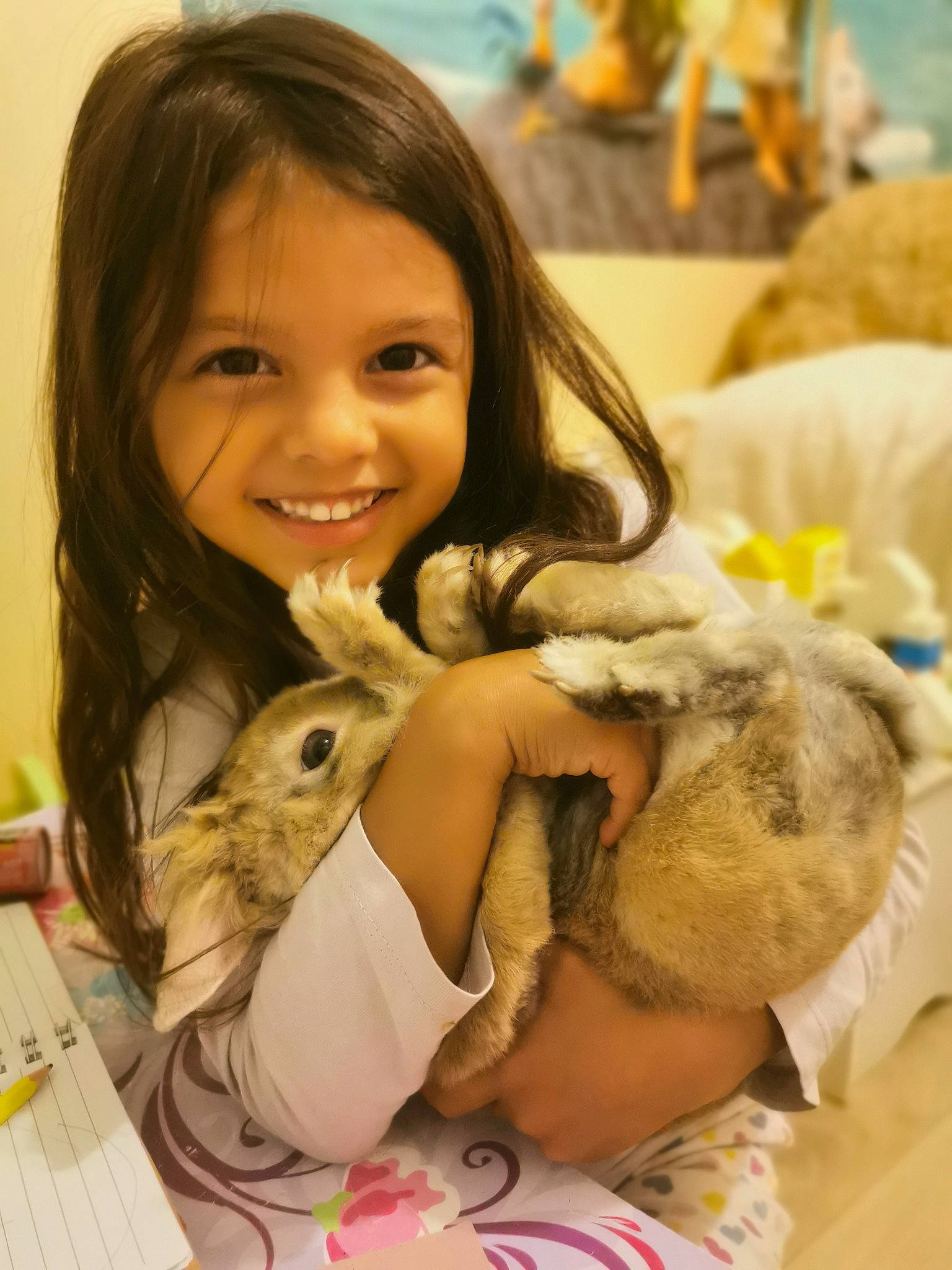 Ashley a rejoint le concours — aidez-le/la à gagner de superbes lots ! child, companion_dog, domestic_rabbit, ear, event, fawn, fun, fur, happy, joy, mammal, person, play, rabbit, rabbits_and_hares, skin, smile, stuffed_toy, toddler, toy