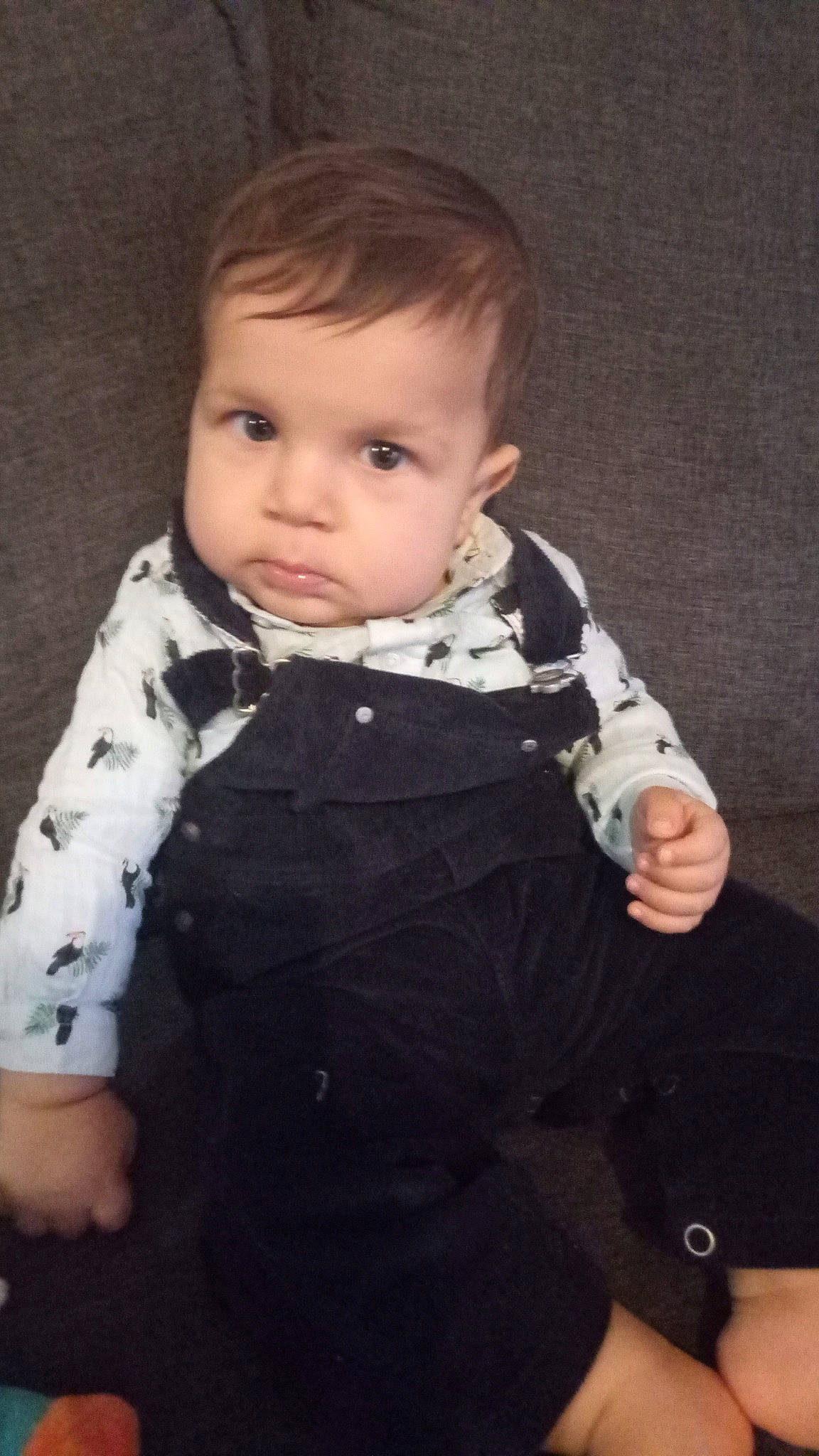 Kassim a rejoint le concours — aidez-le/la à gagner de superbes lots ! baby, baby_toddler_clothing, cheek, child, chin, collar, comfort, finger, flash_photography, formal_wear, gesture, iris, nose, pattern, person, sitting, skin, sleeve, t_shirt, toddler