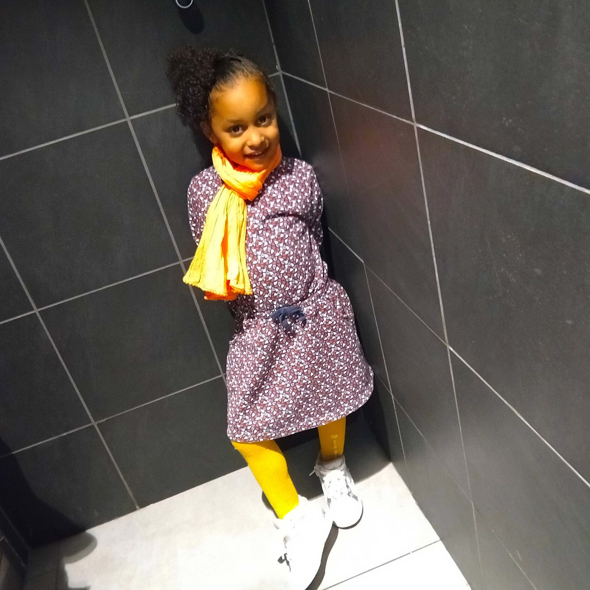 Chelsea a rejoint le concours — aidez-le/la à gagner de superbes lots ! bag, black_hair, child, fashion_design, flooring, fun, happy, human_leg, joy, knee, magenta, pattern, person, purple, room, sandal, sitting, sleeve, thigh, toddler