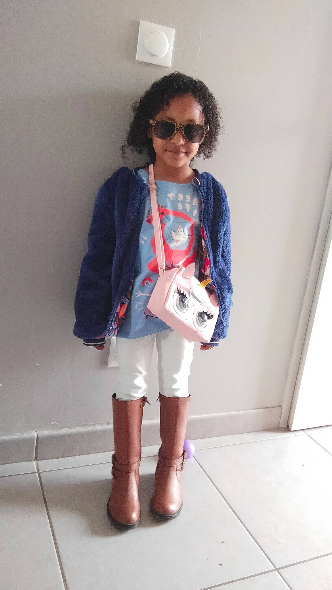 Chelsea a rejoint le concours — aidez-le/la à gagner de superbes lots ! bag, blazer, collar, cool, denim, eyewear, fashion_design, flooring, goggles, hairstyle, joy, knee, person, shoe, sleeve, sportswear, sunglasses, t_shirt, tartan, thigh