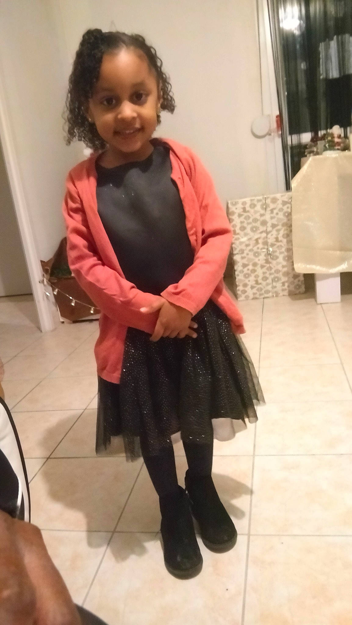 Chelsea a rejoint le concours — aidez-le/la à gagner de superbes lots ! baby_toddler_clothing, child, embellishment, event, face, fashion_accessory, fashion_design, flooring, formal_wear, fur, human_leg, joy, knee, person, sleeve, smile, standing, thigh, toddler, trunk