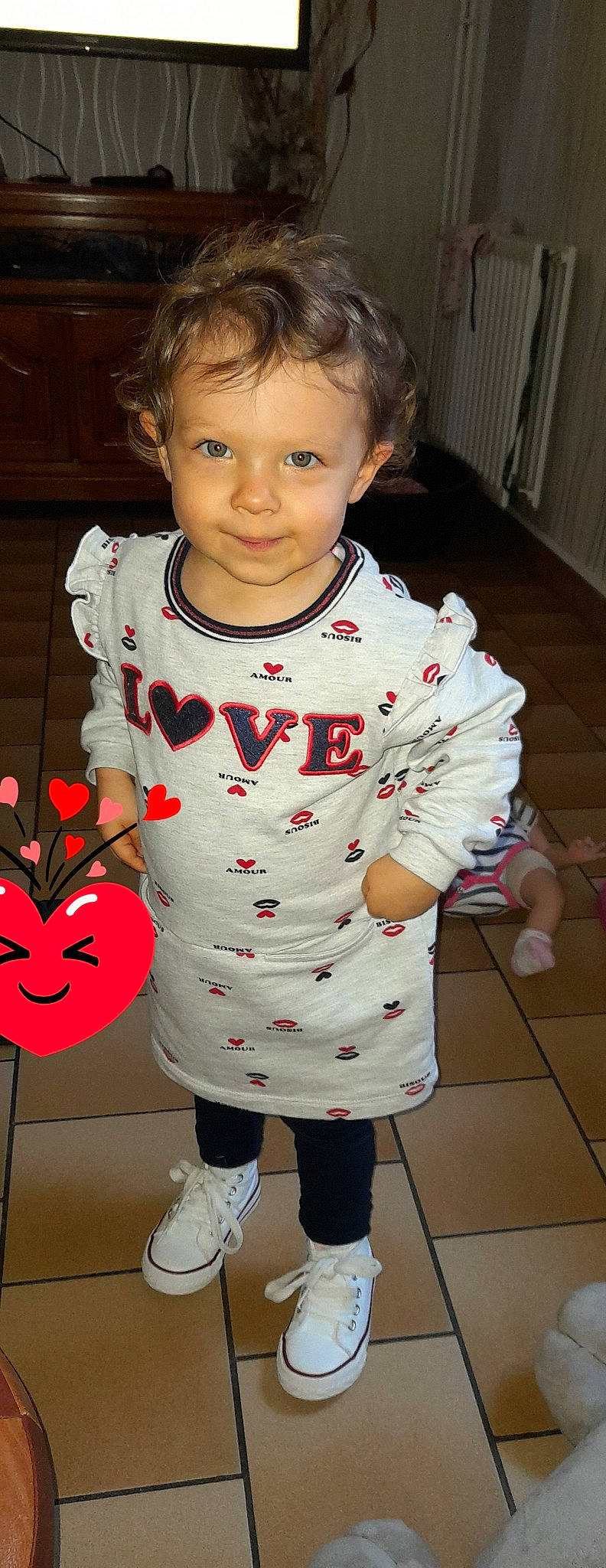 Julianna a rejoint le concours — aidez-le/la à gagner de superbes lots ! arm, baby, baby_toddler_clothing, cheek, child, face, facial_expression, finger, flooring, gesture, happy, head, lip, nose, pattern, person, pink, skin, sleeve, toddler