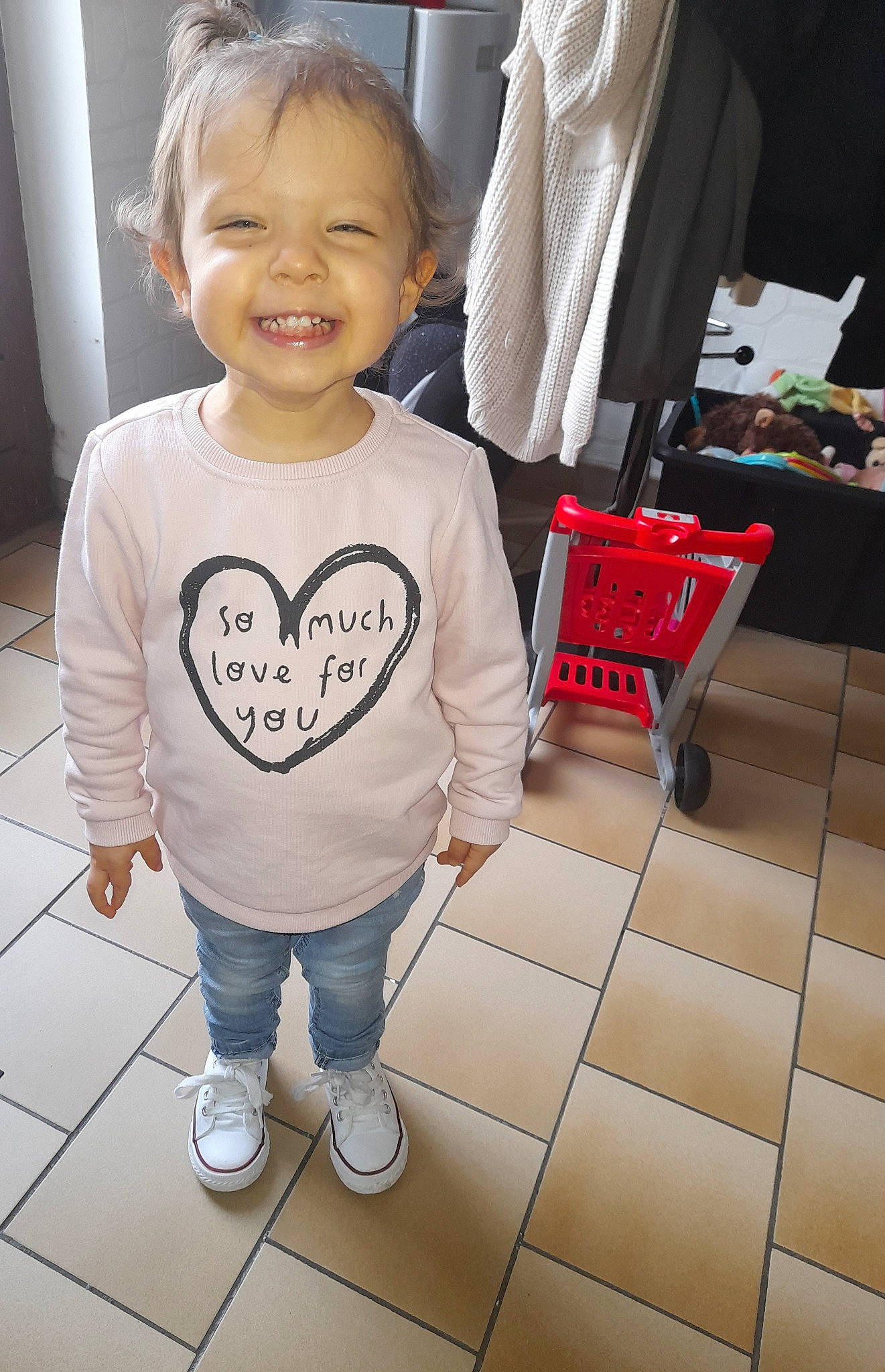 Julianna a rejoint le concours — aidez-le/la à gagner de superbes lots ! baby, baby_toddler_clothing, beauty, black, cheek, cool, floor, flooring, happy, head, joint, joy, leg, person, photograph, sleeve, smile, snapshot, standing, t_shirt