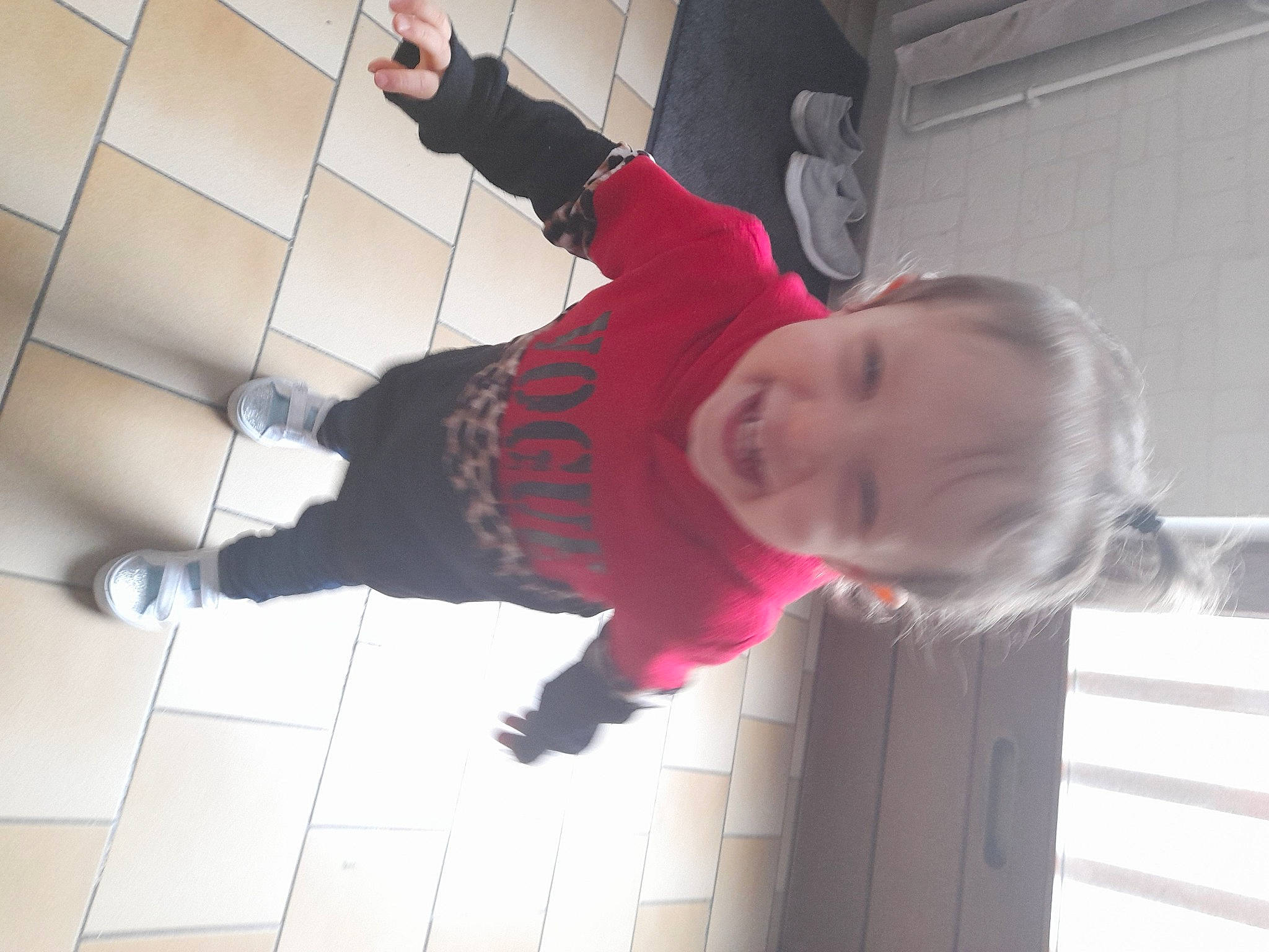 Julianna participe au concours pour gagner de l'argent avec cette photo : baby, baby_toddler_clothing, child, floor, flooring, fun, hardwood, joy, leg, magenta, person, room, smile, toddler, wood