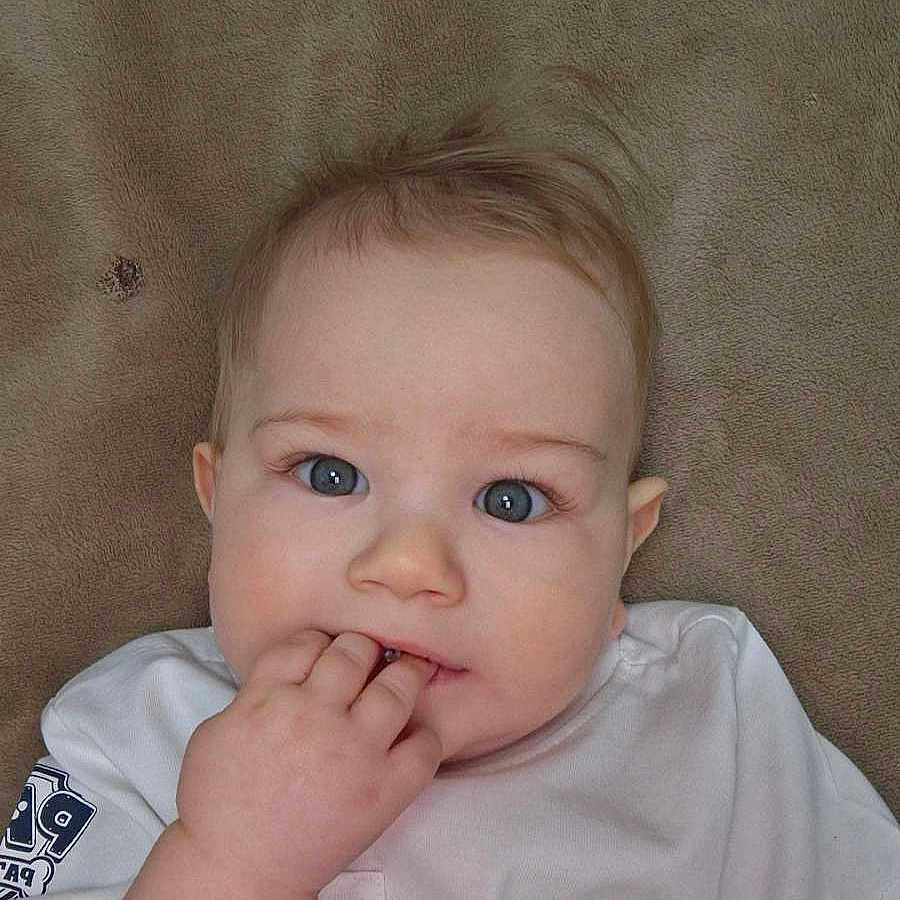 Ajdin a rejoint le concours — aidez-le/la à gagner de superbes lots ! accessories, baby, blonde, bodypart, clothing, couch, face, finger, furniture, hand, happy, head, laughing, newborn, pants, person, photography, portrait, smile, t_shirt