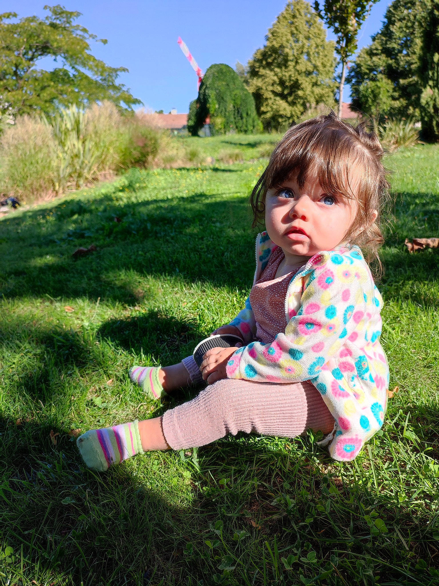 Arya participe au concours pour gagner de l'argent avec cette photo : baby_toddler_clothing, child, fun, grass, grass_family, grassland, green, happy, lawn, leaf, leisure, meadow, people_in_nature, person, plant, recreation, sky, summer, sunlight, toddler