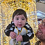 Eylen a rejoint le concours — aidez-le/la à gagner de superbes lots ! baby, child, man, glasses, smile, holding, lights, fairy_lights, indoors, clothing, bib, face, portrait, cute, happy, black_and_white, background, people, warm_light, shopping_mall