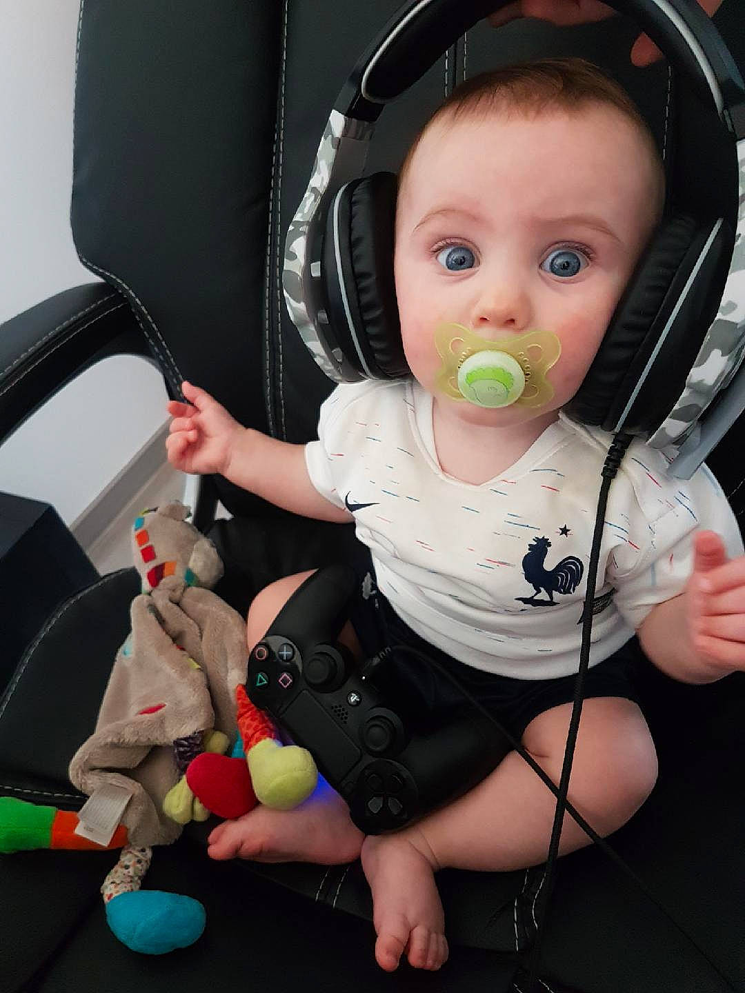 Sasha a rejoint le concours — aidez-le/la à gagner de superbes lots ! audio, audio_equipment, baby_carriage, baby_products, car_seat, child, fun, girl, infant, person, product, skin, toddler