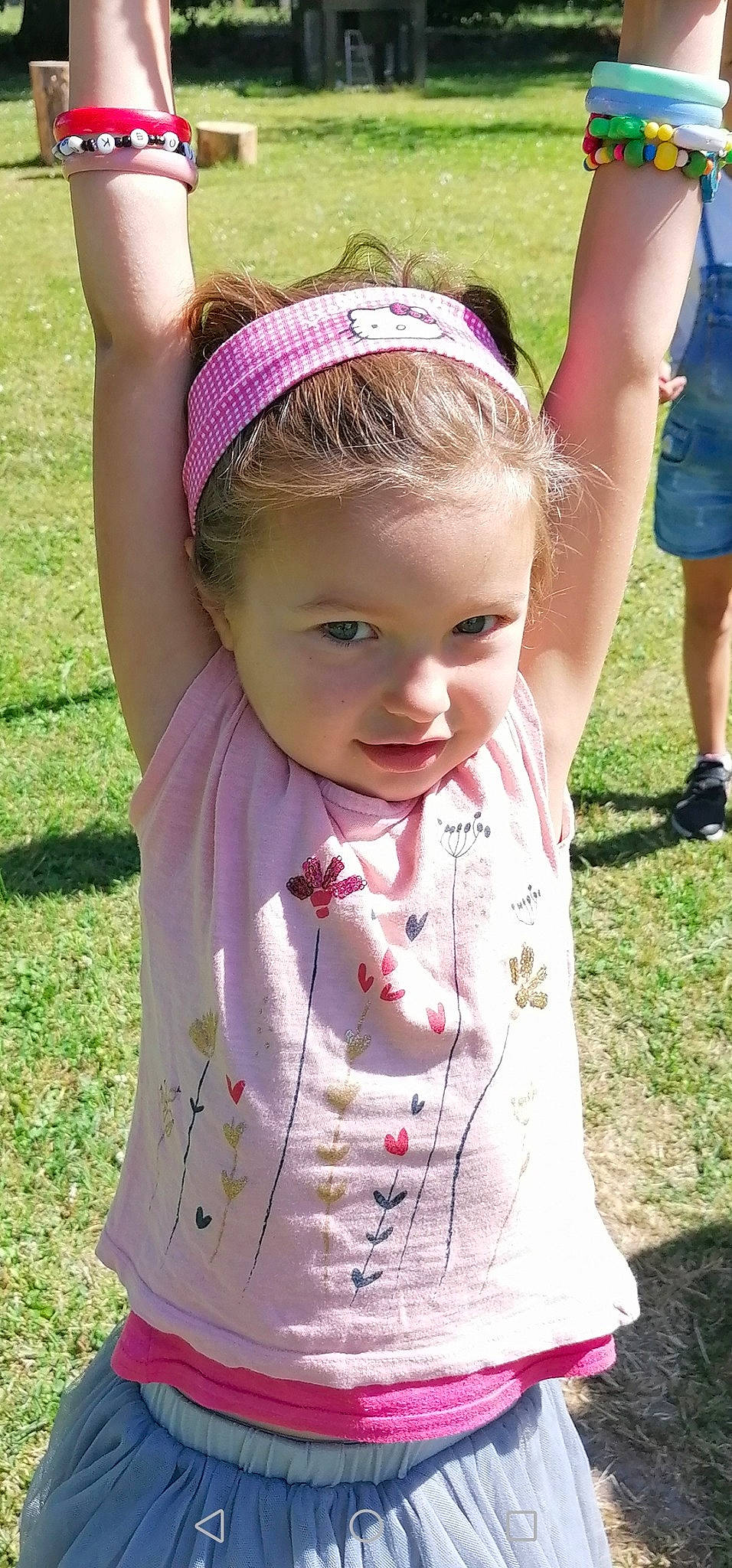 Wylo a rejoint le concours — aidez-le/la à gagner de superbes lots ! child, grass, hair_accessory, headband, headgear, person, play, summer, toddler