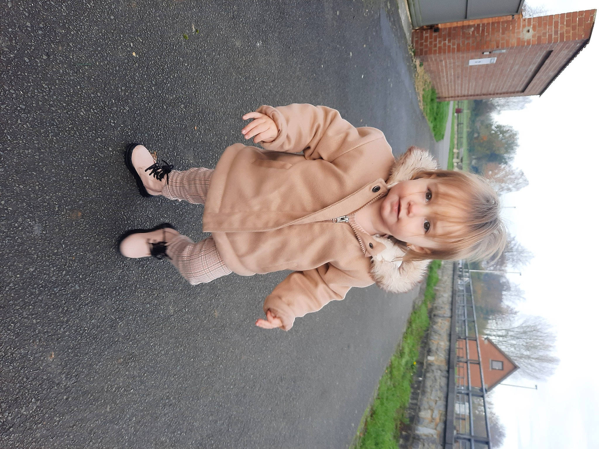 Yelena participe au concours pour gagner de l'argent avec cette photo : child, person