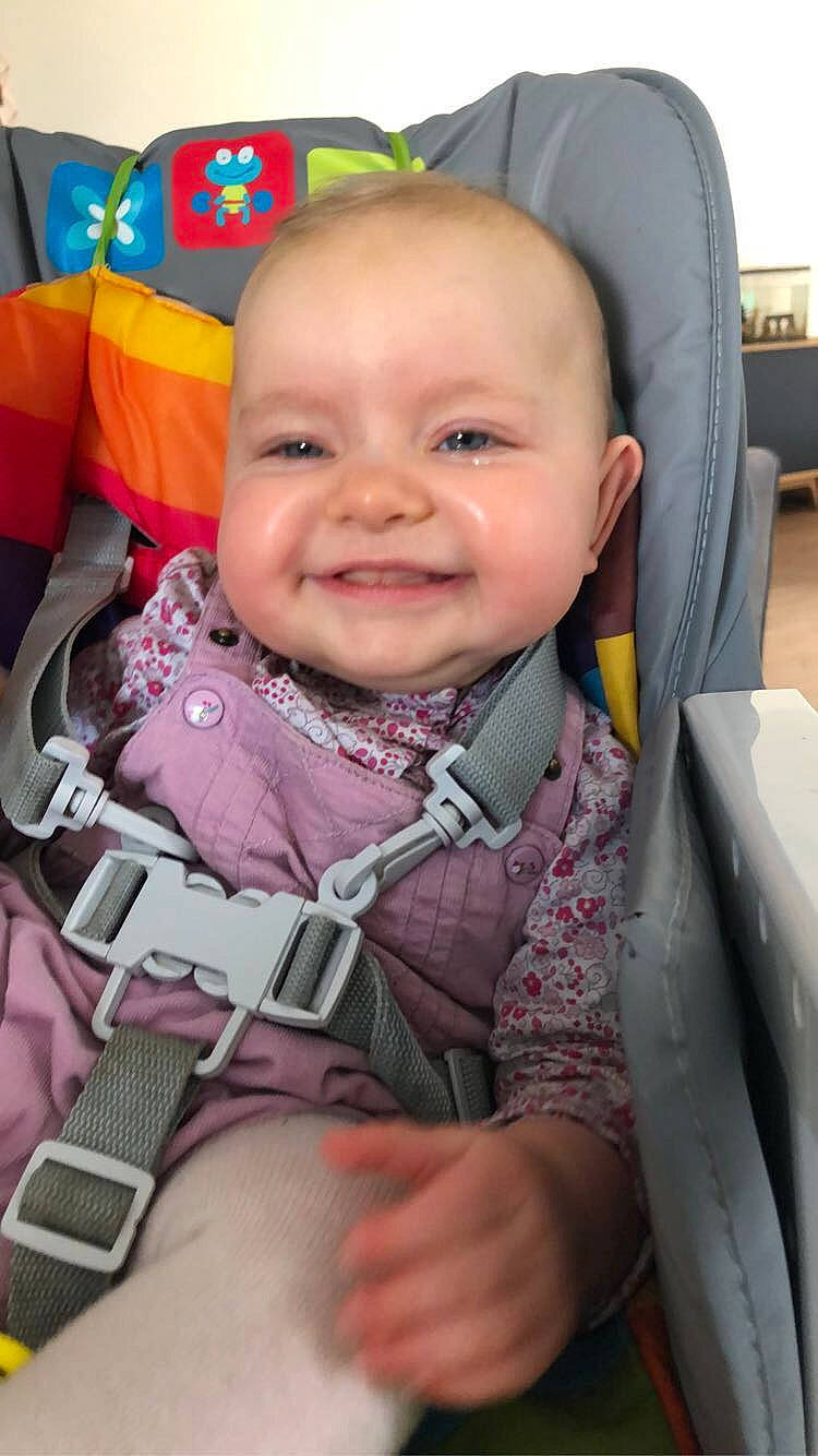 Jade participe au concours pour gagner de l'argent avec cette photo : baby, baby_carriage, baby_toddler_clothing, car_seat, cheek, child, comfort, eye, fun, happy, head, human, iris, joy, mouth, nose, person, product, seat_belt, skin