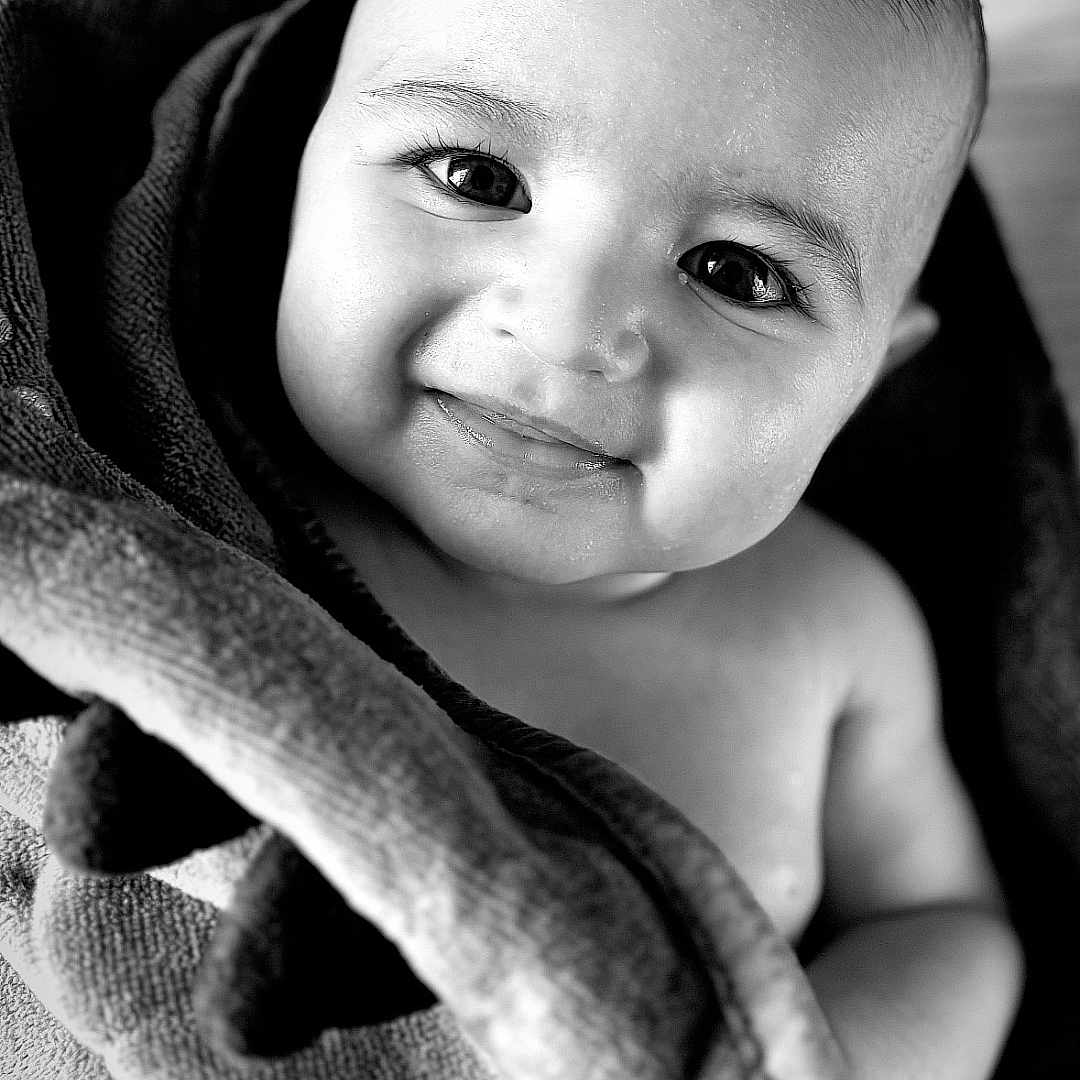 Raphaël a rejoint le concours — aidez-le/la à gagner de superbes lots ! adorable, baby, black_and_white, blanket, child, closeup, cute, expression, eyes, face, happy, infant, portrait, skin, smiling, soft, towel, warm, wrapped, young