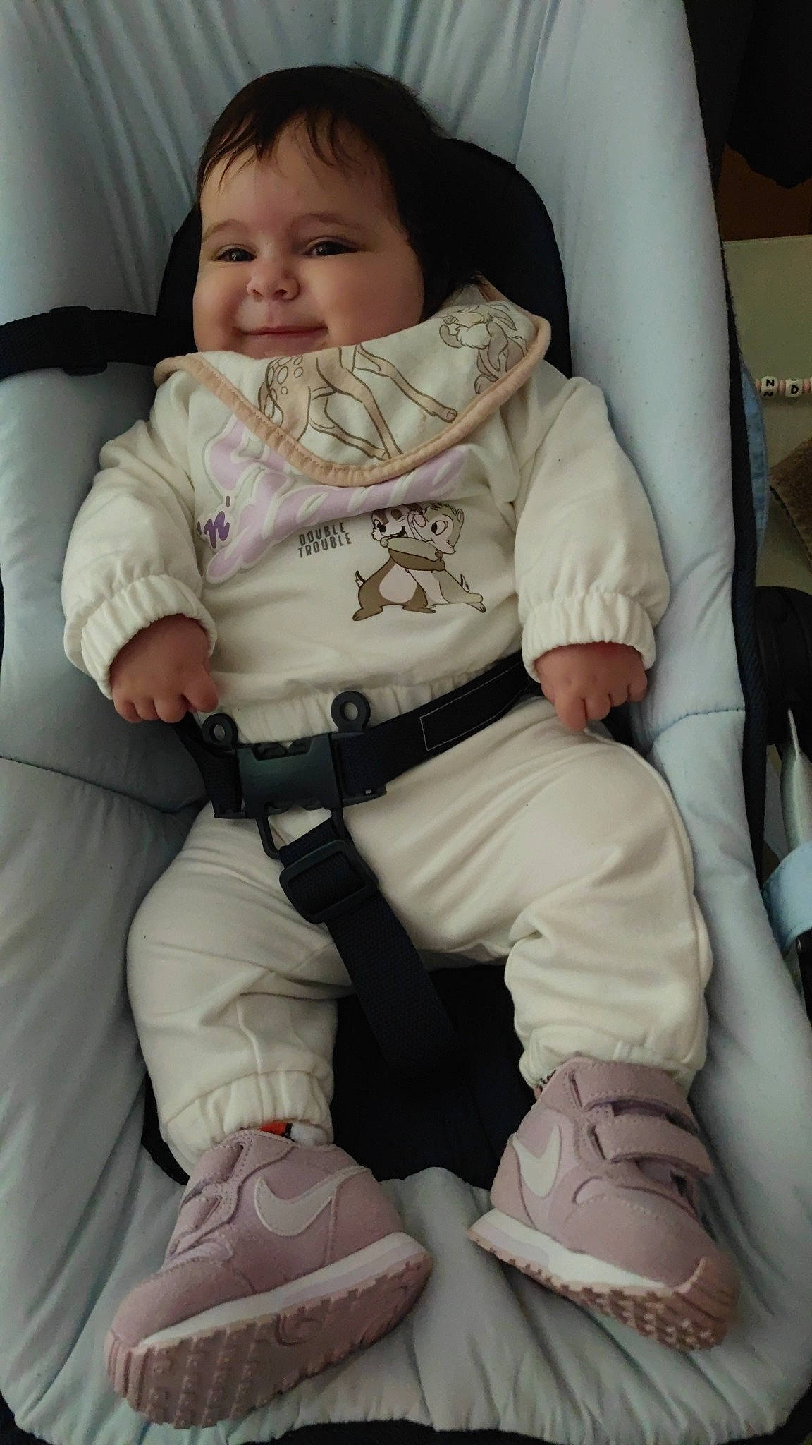 Andréia participe au concours pour gagner de l'argent avec cette photo : baby, baby_carriage, baby_in_car_seat, baby_toddler_clothing, car_seat, chair, cheek, child, comfort, human_leg, joy, knee, linens, person, product, sitting, skin, sleeve, smile, thigh