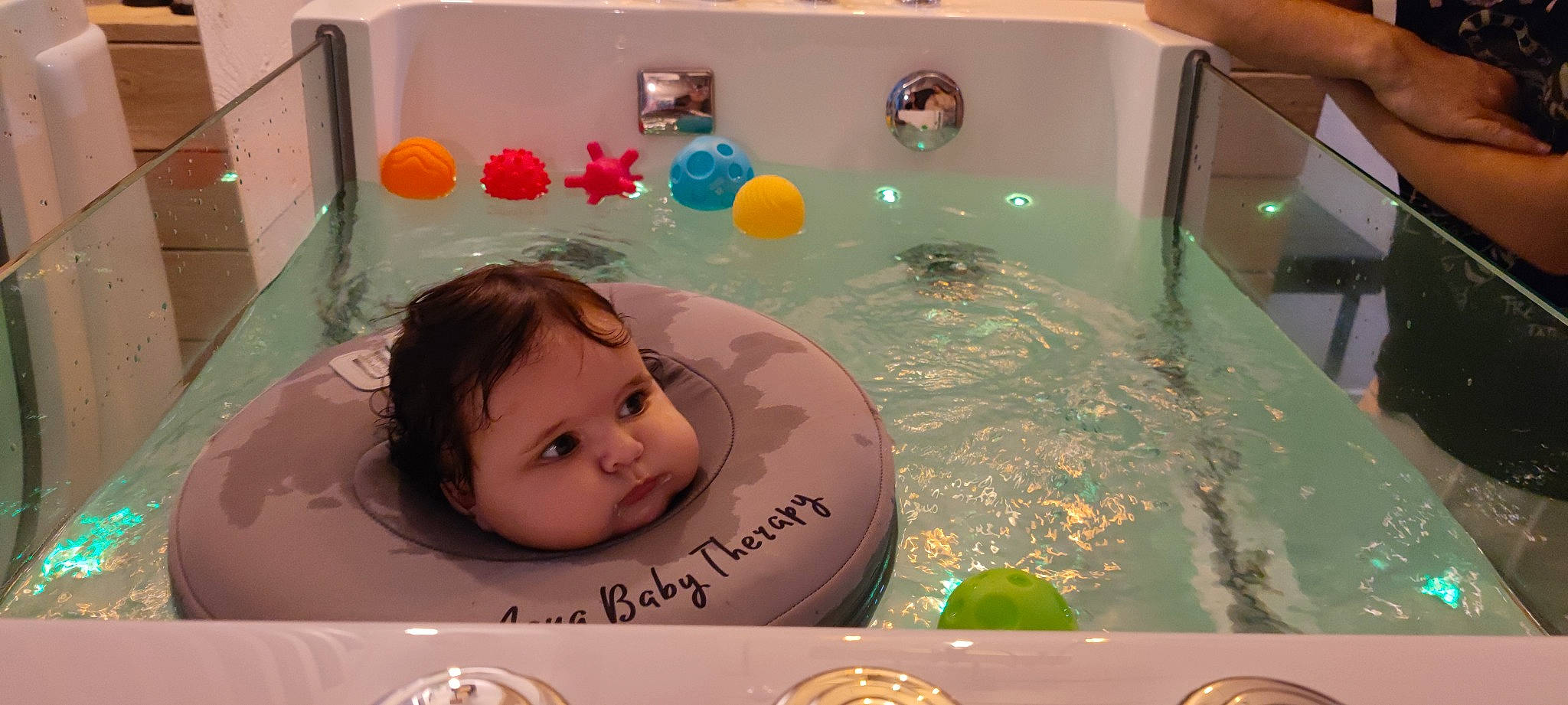 Andréia participe au concours pour gagner de l'argent avec cette photo : baby, baby_products, baby_toys, bathing, bathtub, box, child, circle, currency, eyelash, fun, green, happy, leisure, money, person, play, rectangle, room, smile