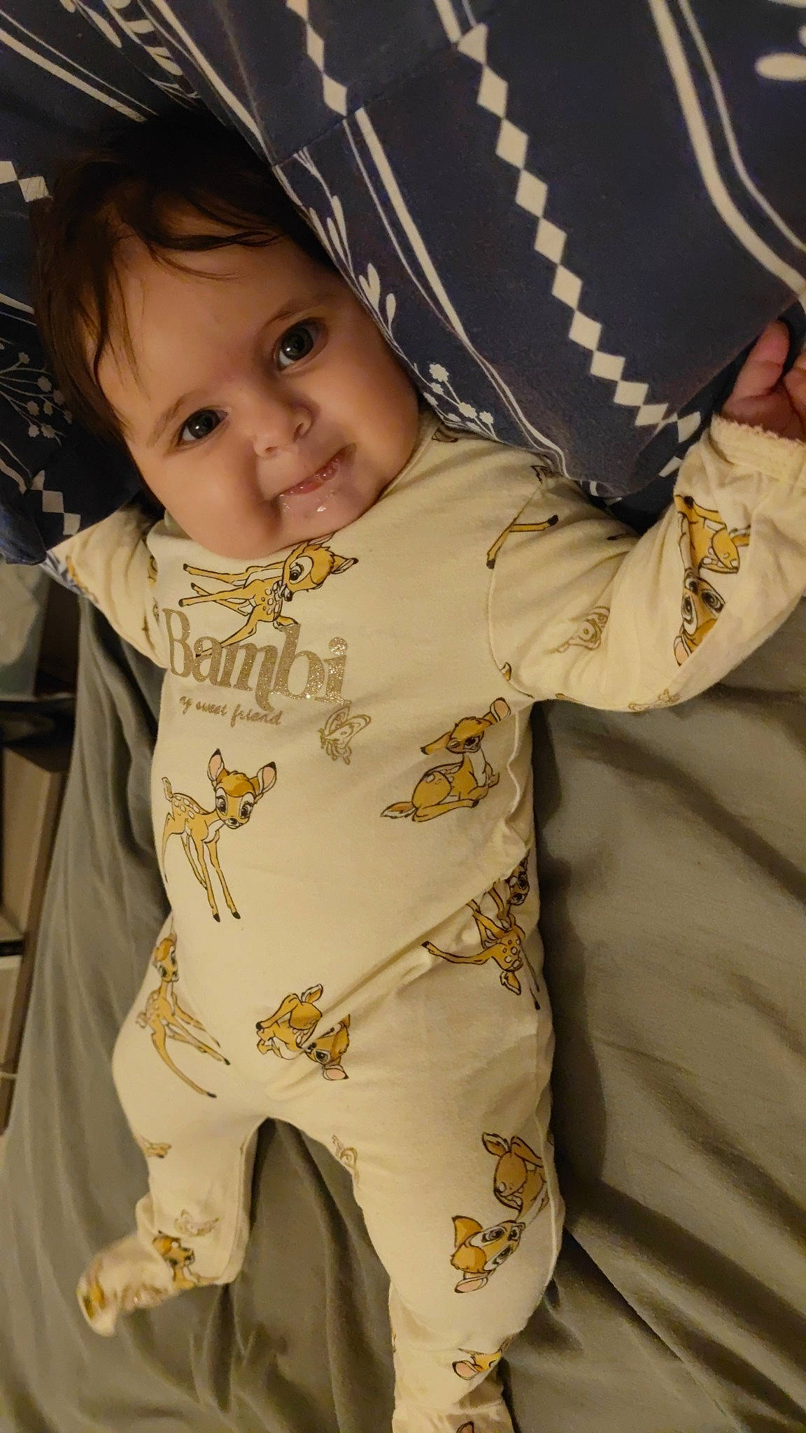 Andréia participe au concours pour gagner de l'argent avec cette photo : baby, baby_products, baby_toddler_clothing, cheek, child, comfort, eye, fun, fur, gesture, happy, head, linens, nose, person, sitting, skin, sleeve, smile, thumb