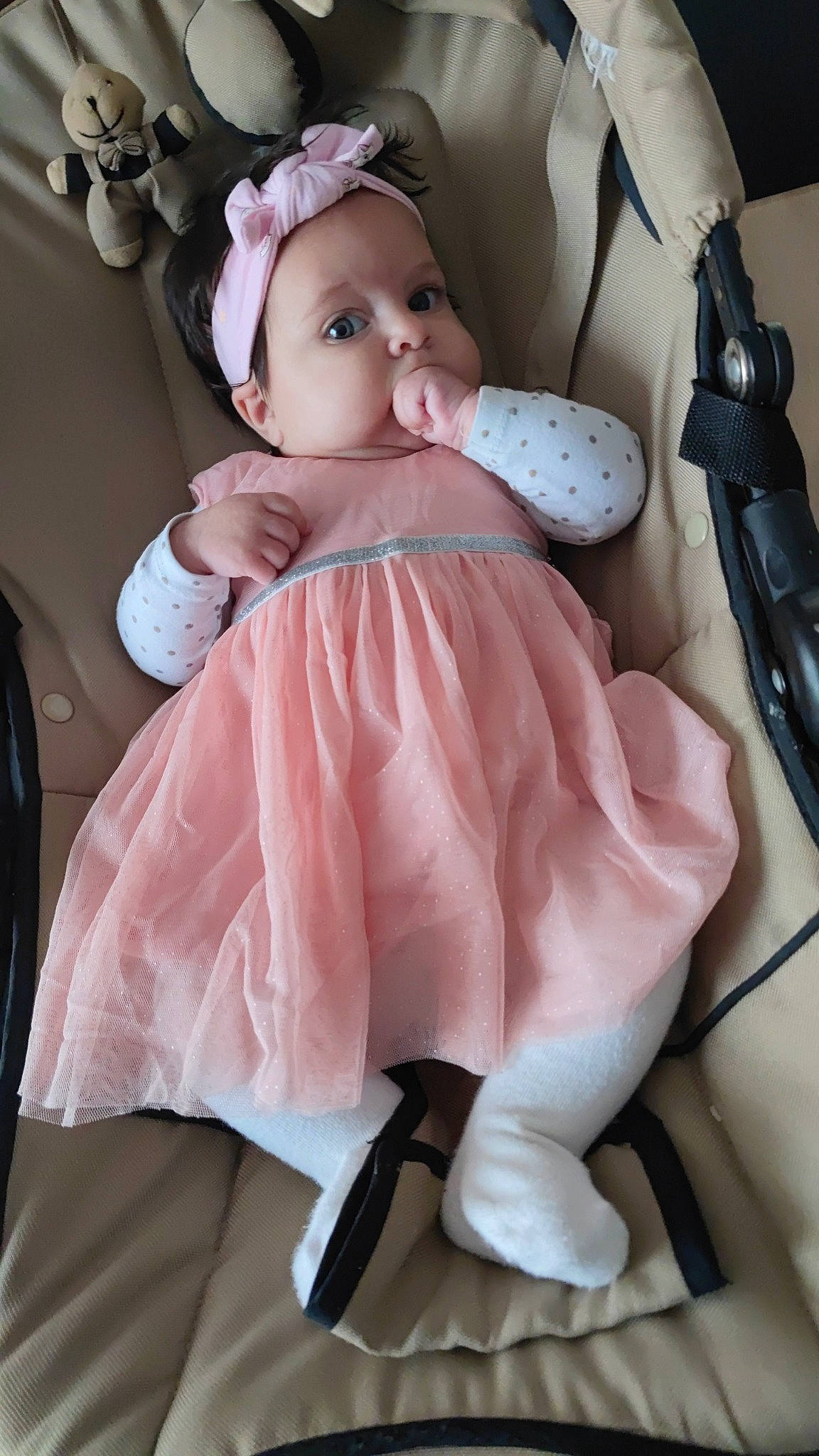 Andréia a rejoint le concours — aidez-le/la à gagner de superbes lots ! baby, baby_products, baby_toddler_clothing, chair, child, comfort, doll, dress, fashion_accessory, headwear, linens, person, pink, room, ruffle, sitting, skin, sleeve, sock, toddler