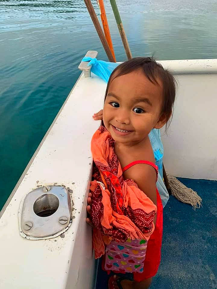 Maruia participe au concours pour gagner de l'argent avec cette photo : azure, boat, boats_and_boating_equipment_and_supplies, body_of_water, child, eye, fun, happy, head, joy, leisure, naval_architecture, organ, person, photograph, recreation, smile, snapshot, summer, travel