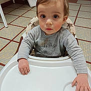 Timeo a rejoint le concours — aidez-le/la à gagner de superbes lots ! baby, child, curious, eyes, face, floor_tiles, furniture, grey_shirt, hands, high_chair, home, indoor, long_sleeves, person, portrait, robot_design, seated, serious_expression, toddler, young_child