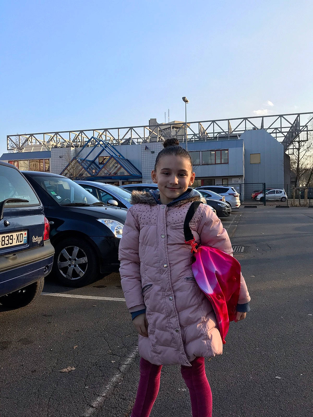 Ambre participe au concours pour gagner de l'argent avec cette photo : car, family_car, jacket, joy, outerwear, person, photography, pink, road, snapshot, street, street_fashion, subcompact_car, textile, tourism, travel, vacation, vehicle, winter