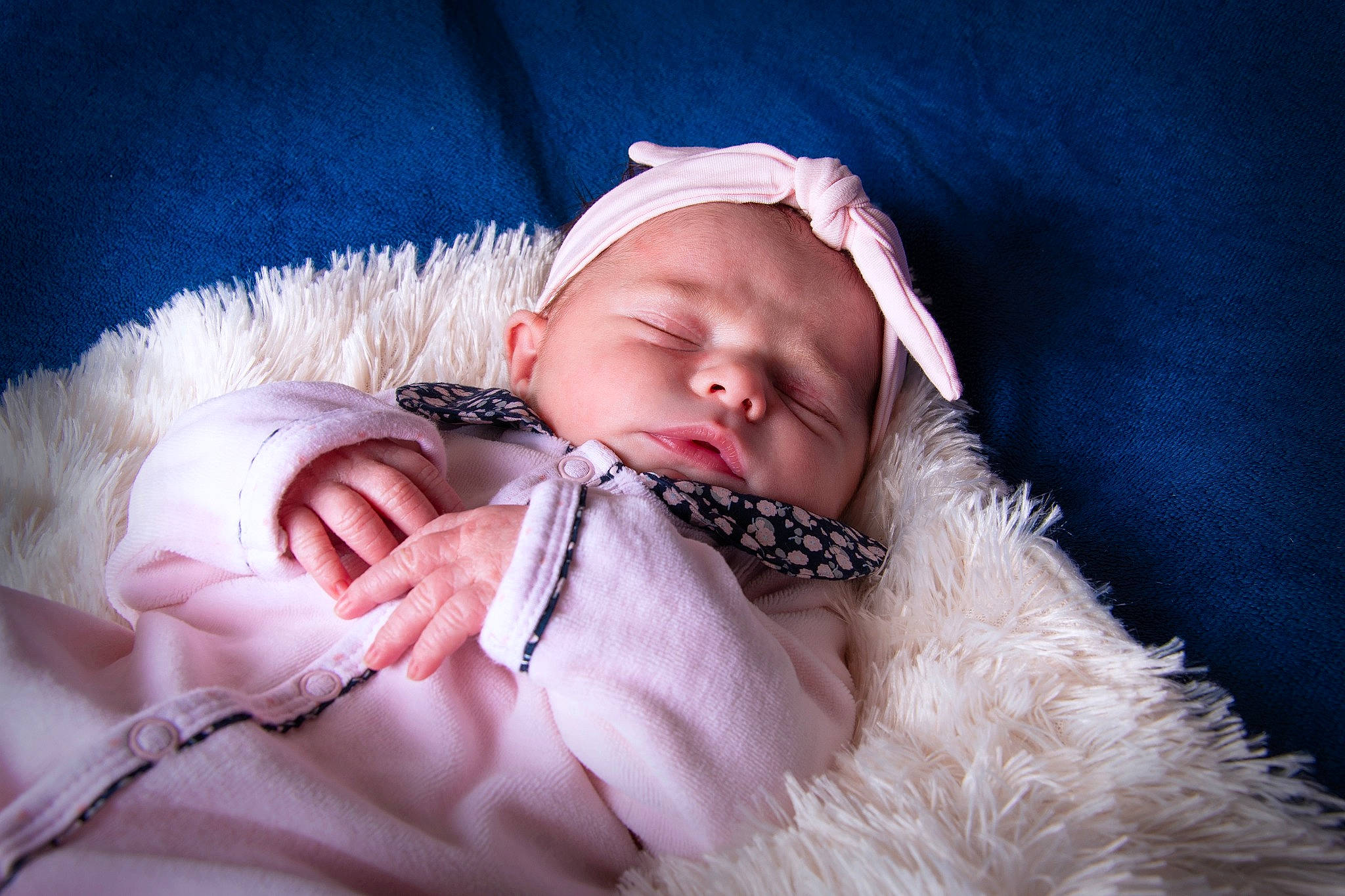 Katte participe au concours pour gagner de l'argent avec cette photo : baby, baby_sleeping, baby_toddler_clothing, cap, child, comfort, costume_hat, eye, eyelash, fashion_accessory, flash_photography, fur, fur_clothing, happy, headgear, iris, linens, person, pink, skin