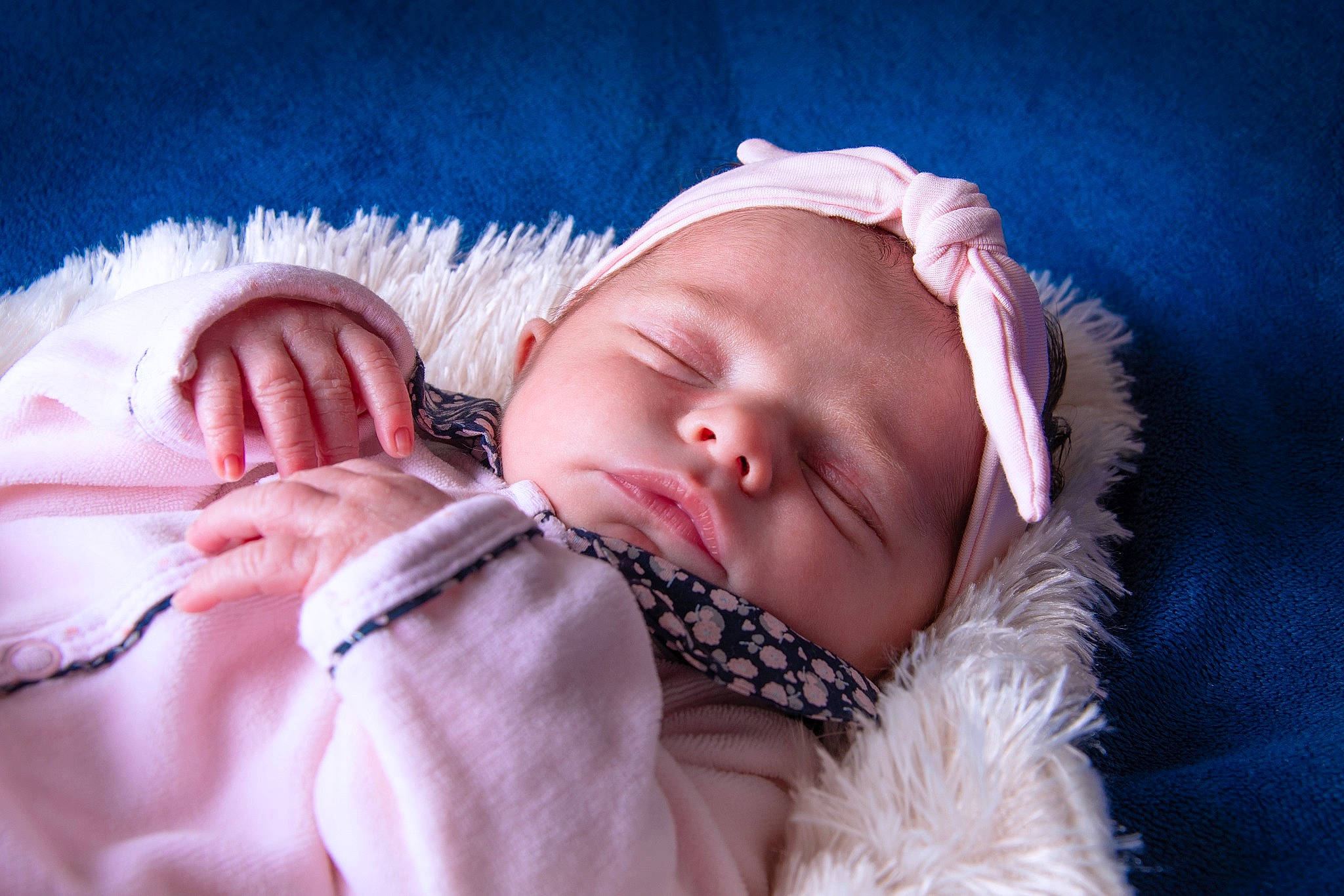 Katte a rejoint le concours — aidez-le/la à gagner de superbes lots ! arm, baby, baby_sleeping, baby_toddler_clothing, comfort, eye, eyebrow, eyelash, finger, flash_photography, hand, happy, head, iris, lip, mouth, neck, person, pink, skin