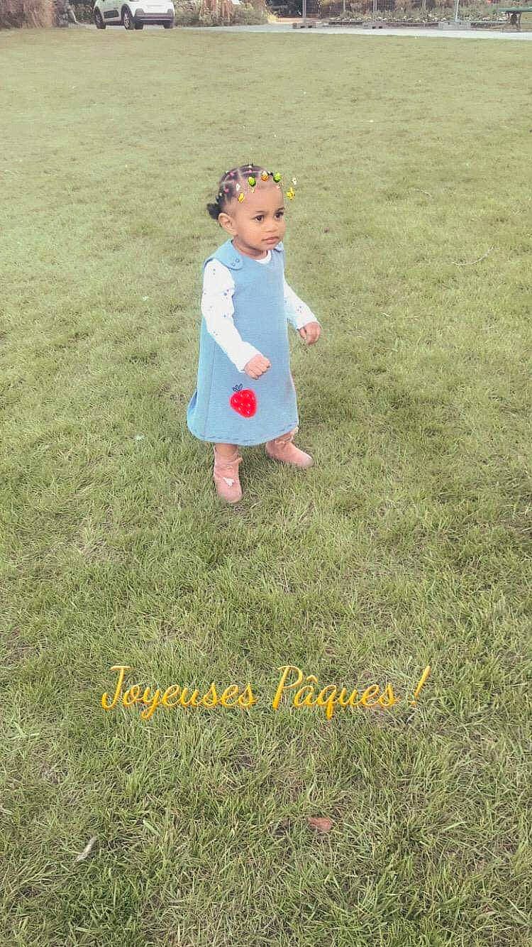 Ibtissam participe au concours pour gagner de l'argent avec cette photo : adaptation, child, field, flooring, fun, gesture, grass, grass_family, grassland, happy, landscape, lawn, meadow, pasture, people_in_nature, person, plain, prairie, smile, soil