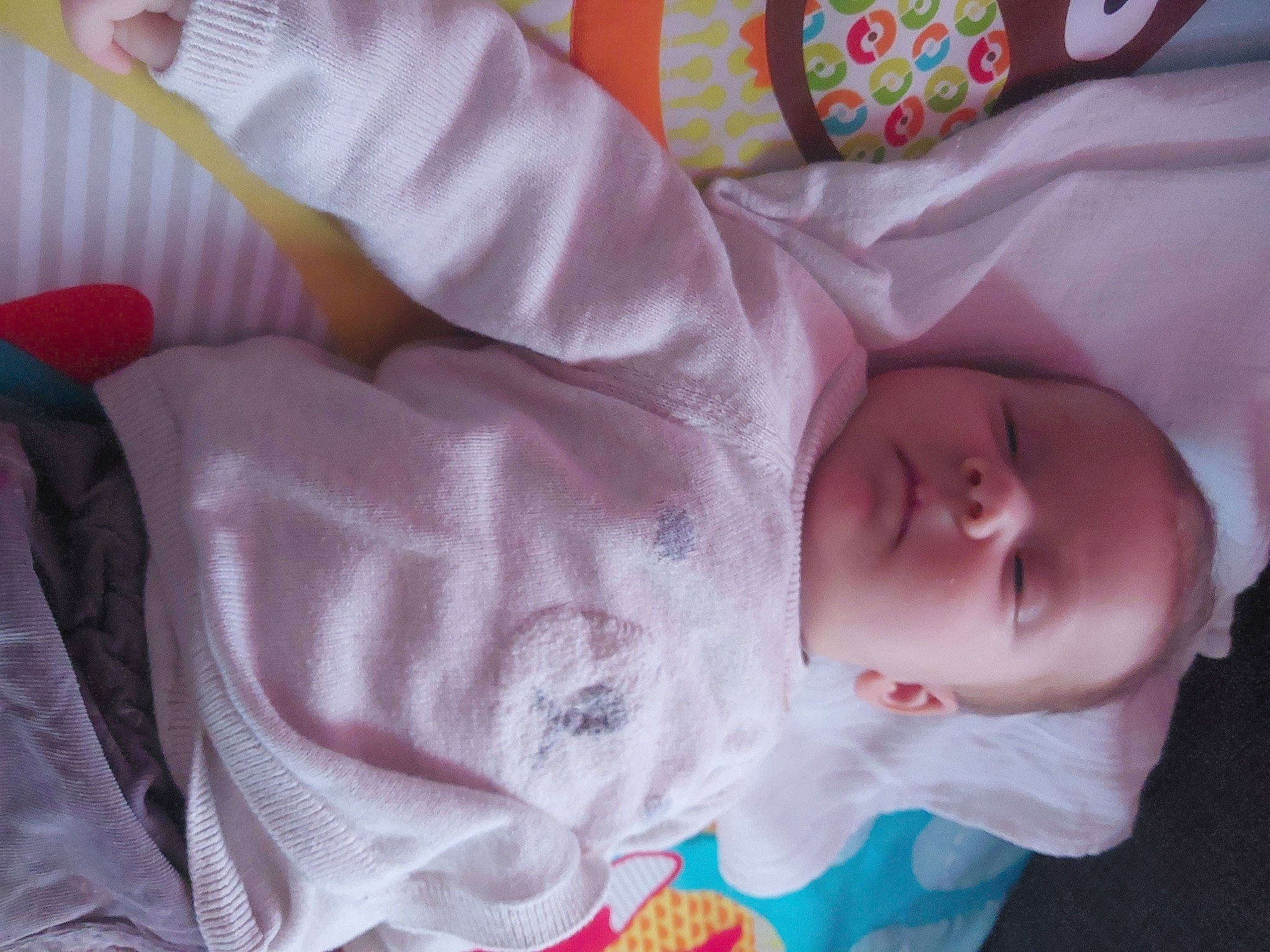 Ysalia a rejoint le concours — aidez-le/la à gagner de superbes lots ! baby, baby_products, baby_toddler_clothing, bedtime, cheek, child, comfort, head, linens, lip, magenta, mouth, nose, person, pink, purple, room, skin, sleeve, textile