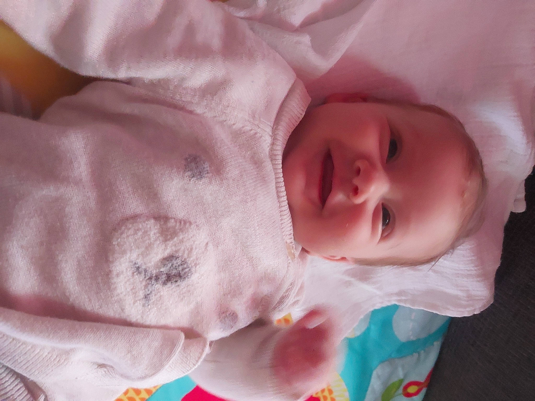 Ysalia participe au concours pour gagner de l'argent avec cette photo : baby, baby_products, baby_toddler_clothing, cheek, child, comfort, facial_expression, happy, human_body, iris, lip, nose, person, pink, product, red, skin, sleeve, smile, textile