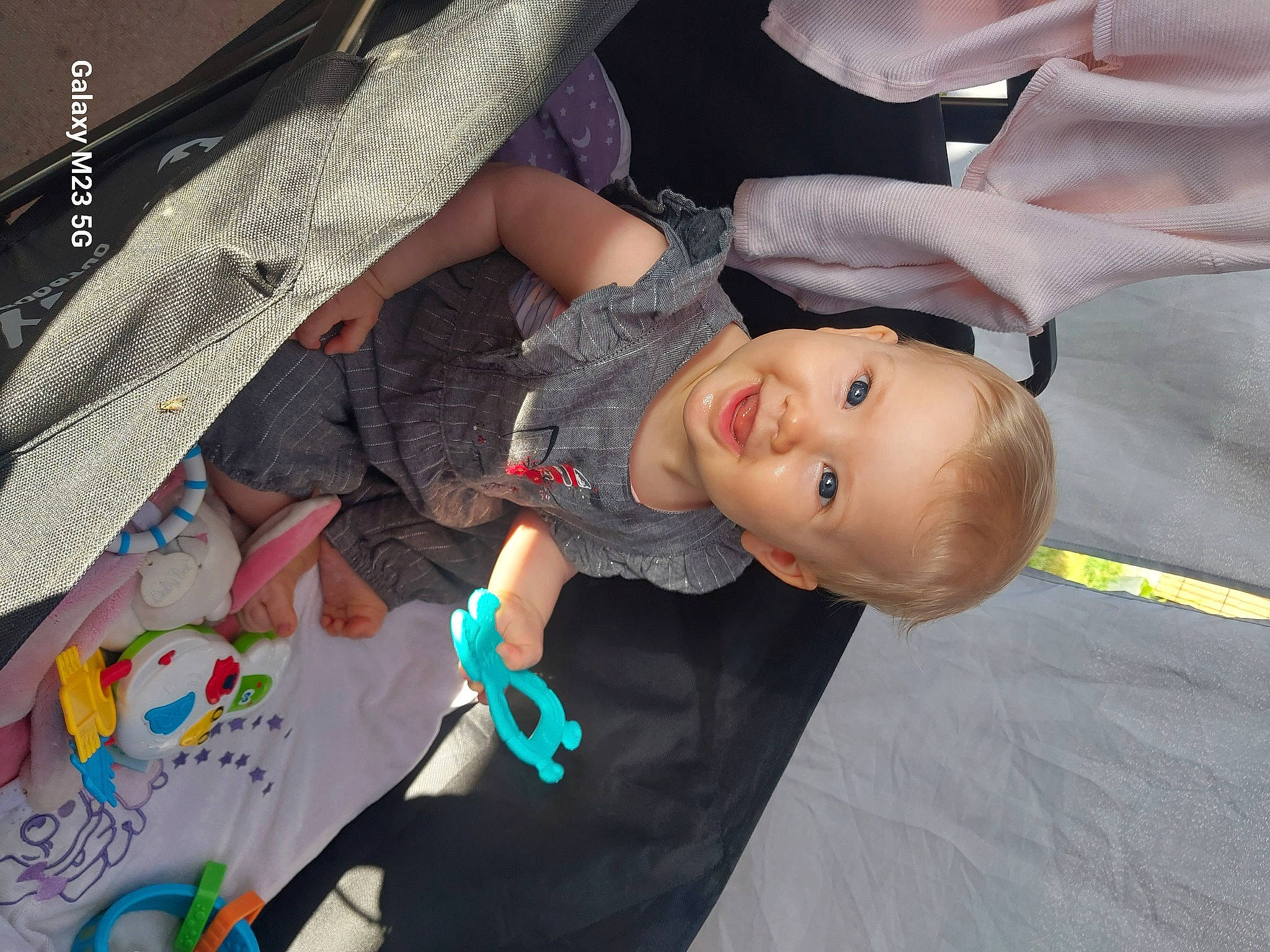 Ysalia participe au concours pour gagner de l'argent avec cette photo : abdomen, baby, baby_products, child, comfort, elbow, fun, gesture, happy, joy, leisure, pattern, person, smile, t_shirt, textile, toddler, tree