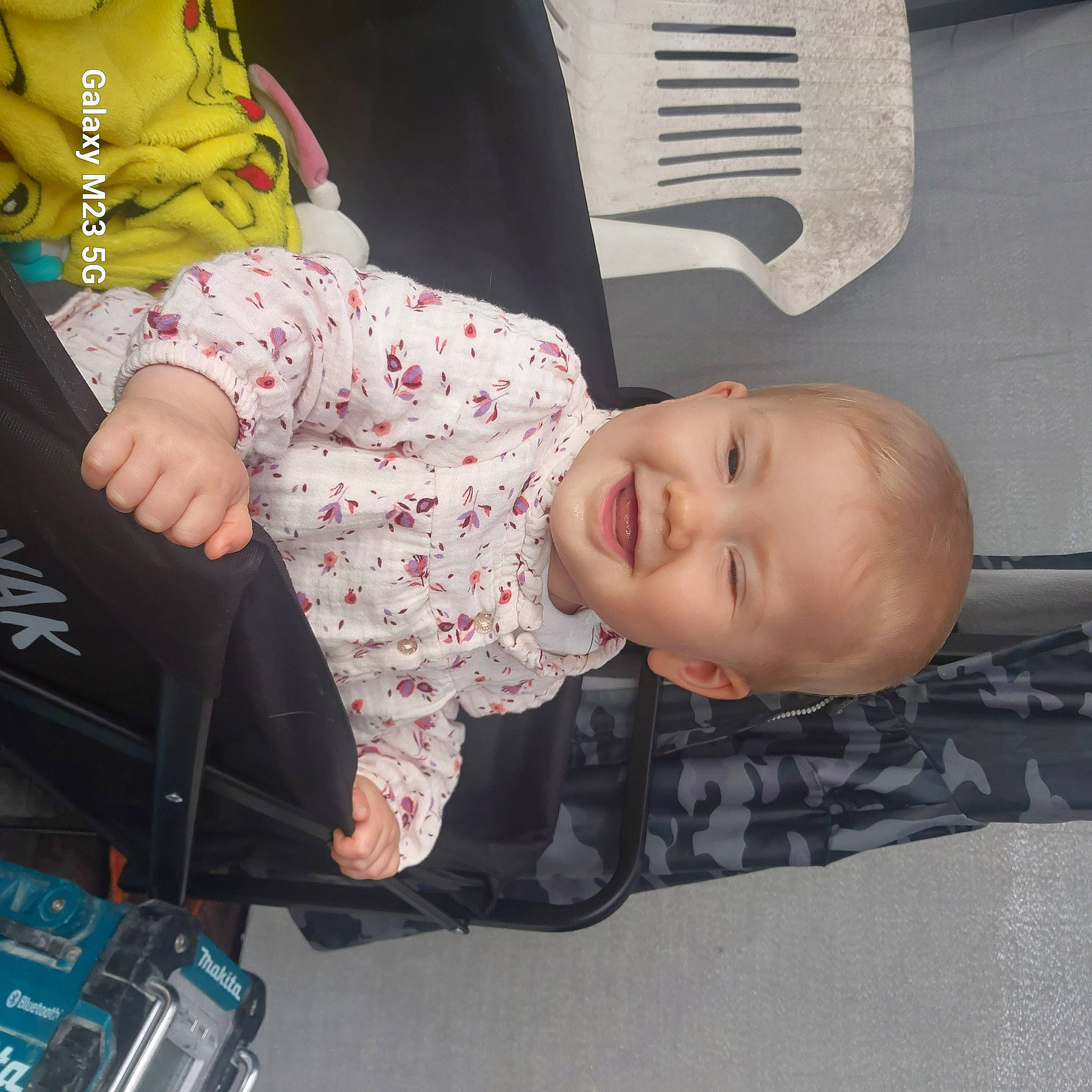 Ysalia participe au concours pour gagner de l'argent avec cette photo : auto_part, baby, baby_carriage, baby_products, baby_toddler_clothing, car_seat, child, comfort, finger, flooring, fun, joy, linens, mouth, pattern, person, room, sitting, sleeve, smile