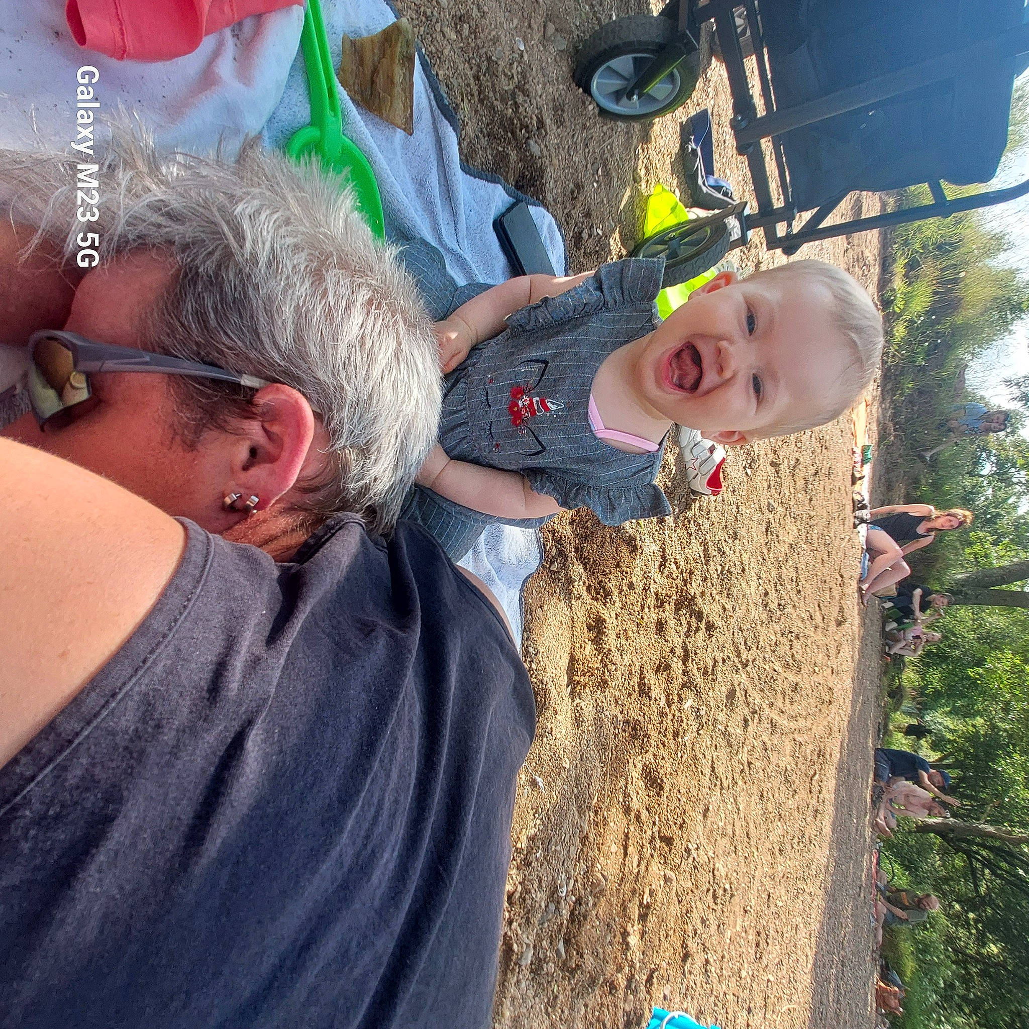 Ysalia a rejoint le concours — aidez-le/la à gagner de superbes lots ! child, elbow, event, eyewear, fun, goggles, grass, happy, hat, leisure, people_in_nature, person, sky, smile, soil, sunglasses, t_shirt, toddler, tree