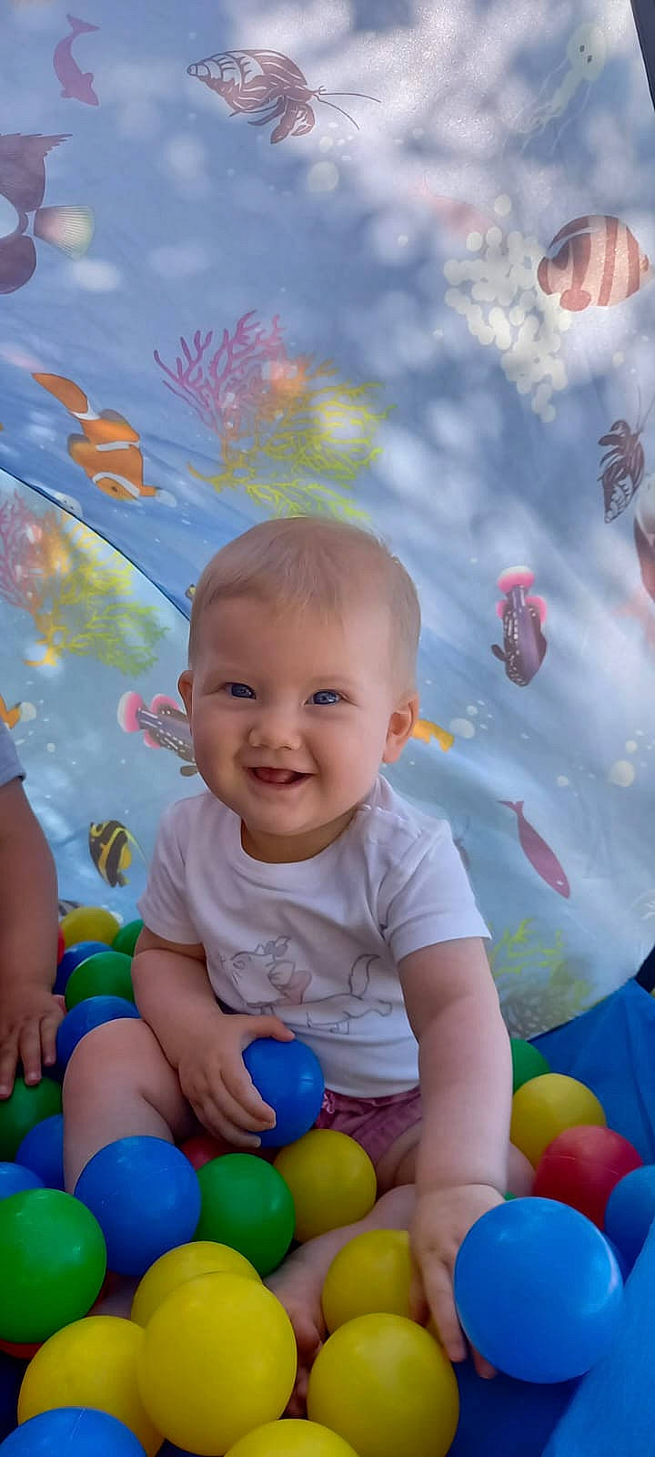Ysalia a rejoint le concours — aidez-le/la à gagner de superbes lots ! baby, baby_playing_with_toys, baby_toddler_clothing, blue, child, cloud, face, fun, green, happy, joy, leisure, light, people_in_nature, person, photograph, pink, smile, summer, toddler