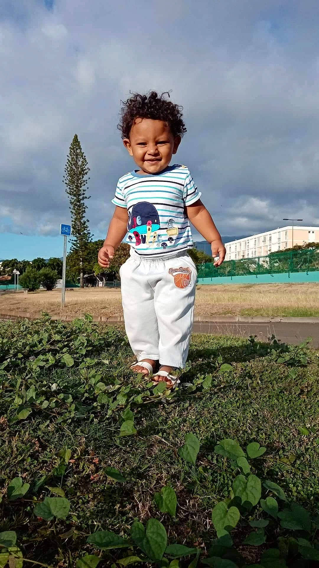 Rohan participe au concours pour gagner de l'argent avec cette photo : agriculture, cloud, field, fun, grass, grassland, happy, joy, landscape, leisure, people, people_in_nature, person, plant, recreation, sky, smile, soil, t_shirt, toddler