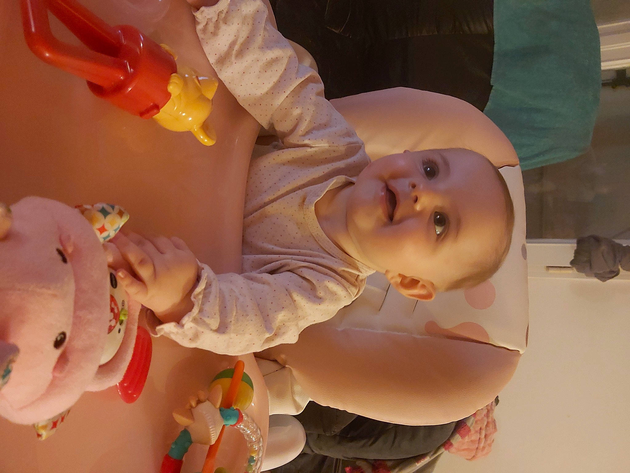 Athénaisse participe au concours pour gagner de l'argent avec cette photo : baby, baby_products, baby_toddler_clothing, child, event, finger, food, fun, hand, happy, hat, orange, person, room, skin, smile, sweetness, toddler, white