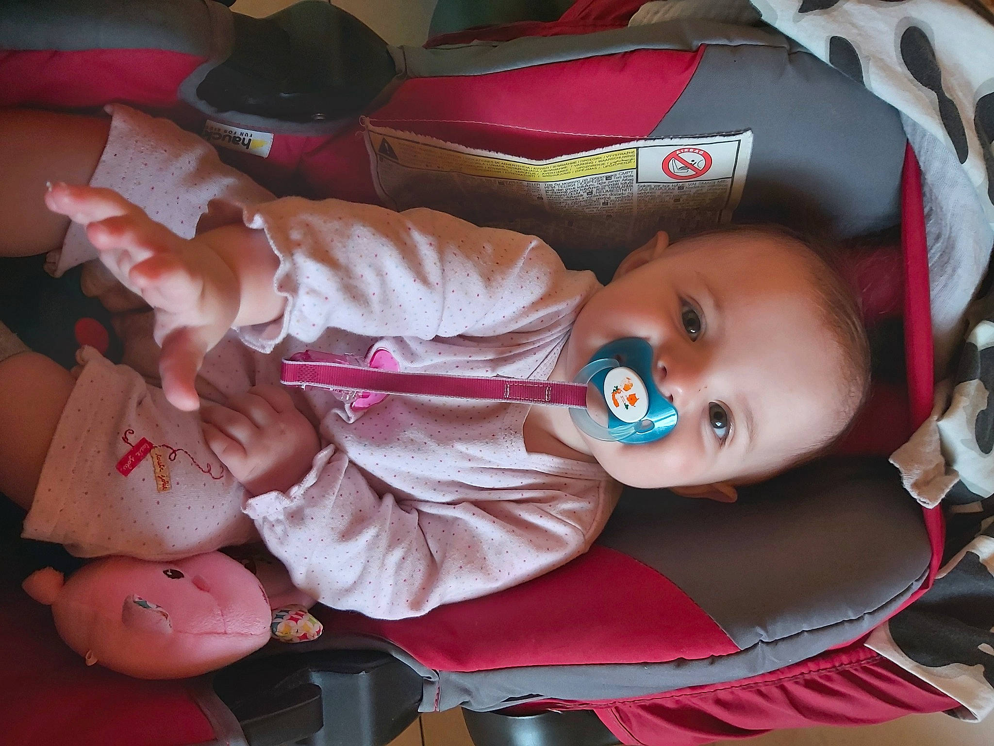 Athénaisse participe au concours pour gagner de l'argent avec cette photo : baby, baby_carriage, baby_products, baby_toddler_clothing, bag, carmine, cheek, child, eye, happy, human_body, lip, mouth, nail, person, pink, skin, smile, textile, thumb