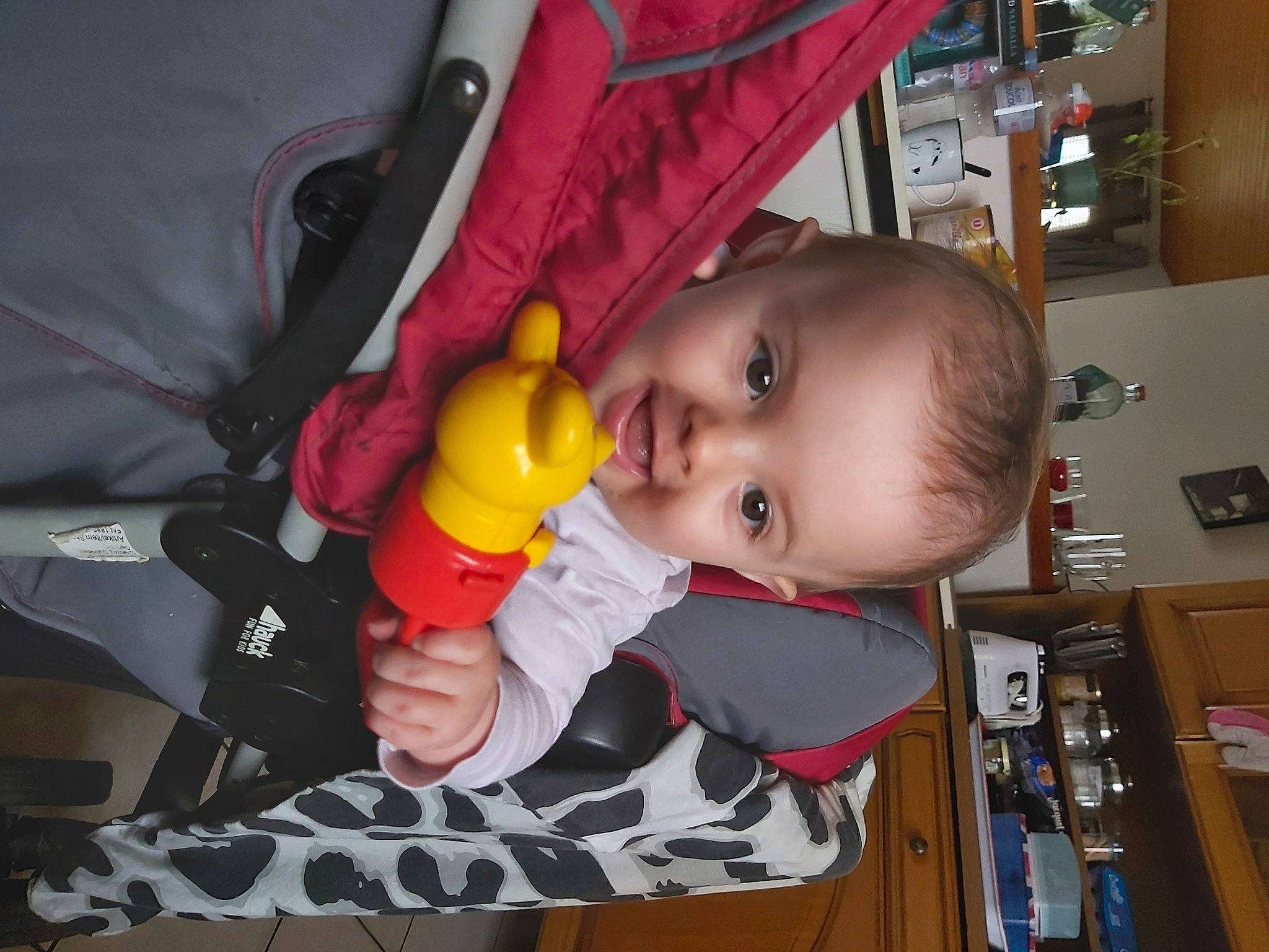 Athénaisse a rejoint le concours — aidez-le/la à gagner de superbes lots ! baby, baby_carriage, baby_products, baby_safety, baby_toddler_clothing, baby_toys, biting, cheek, child, comfort, fun, home_appliance, person, play, room, shelf, sitting, toddler, toy