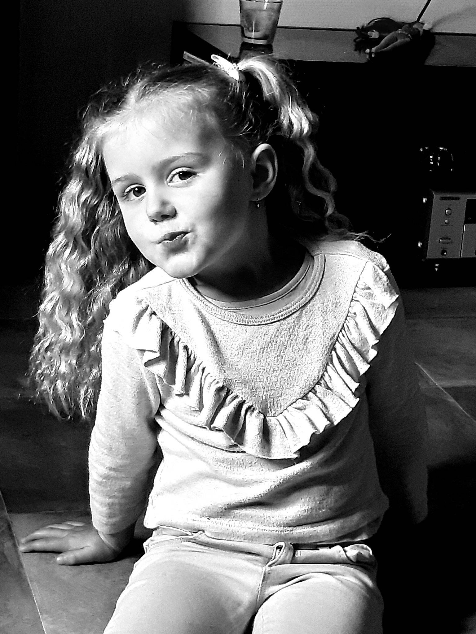 Chéryl a rejoint le concours — aidez-le/la à gagner de superbes lots ! beauty, black, black_and_white, chin, cool, eye, flash_photography, fun, happy, human, monochrome, monochrome_photography, organ, person, photograph, skin, standing, style, thigh, toddler