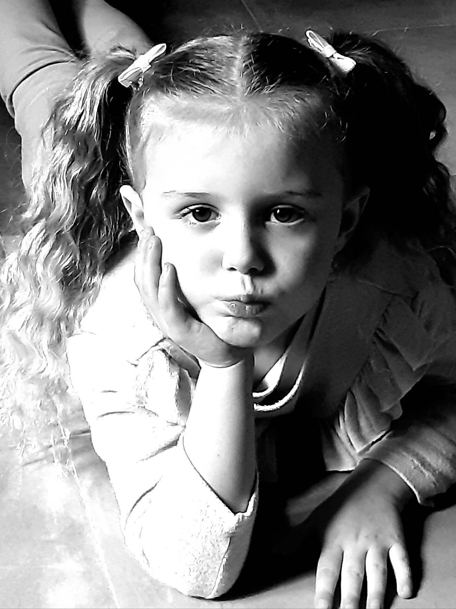 Chéryl a rejoint le concours — aidez-le/la à gagner de superbes lots ! arm, black, black_and_white, cheek, eye, eyebrow, eyelash, facial_expression, flash_photography, hair, hand, happy, human, iris, lip, nose, organ, person, skin, standing