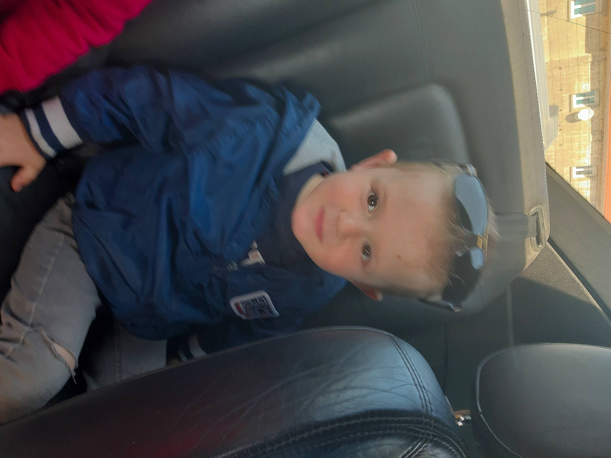 Kendgy a rejoint le concours — aidez-le/la à gagner de superbes lots ! auto_part, automotive_design, automotive_exterior, automotive_tire, car_seat, car_seat_cover, child, comfort, electric_blue, family_car, fun, head_restraint, luxury_vehicle, motor_vehicle, passenger, person, personal_luxury_car, sitting, toddler, vehicle