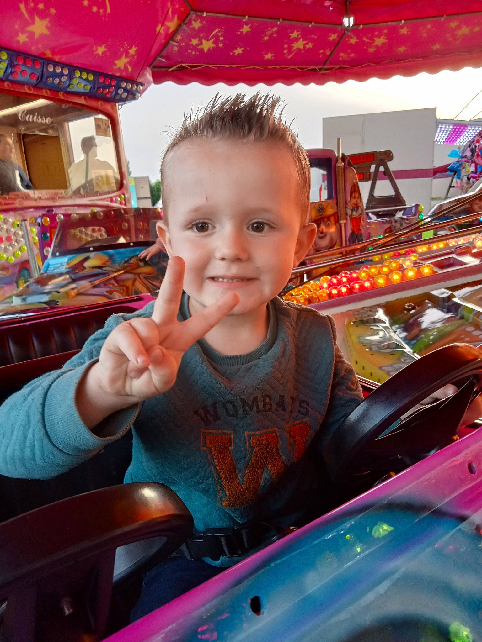 Kendgy a rejoint le concours — aidez-le/la à gagner de superbes lots ! amusement_ride, automotive_exterior, automotive_tire, bumper, child, event, fun, happy, hood, joy, leisure, motor_vehicle, person, pink, recreation, red, skin, smile, t_shirt, toddler