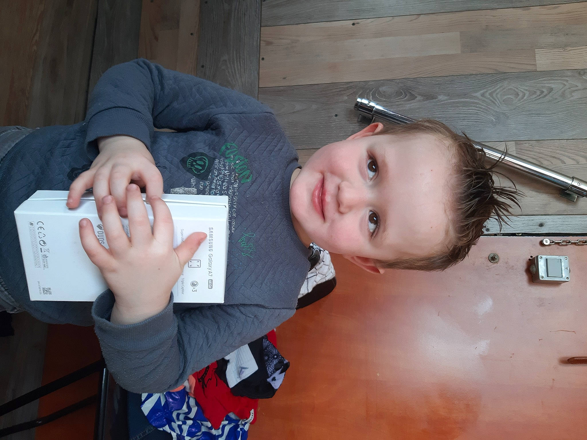 Kendgy participe au concours pour gagner de l'argent avec cette photo : automotive_exterior, bumper, chest, child, elbow, eyelash, finger, flash_photography, fun, happy, joint, joy, mammal, person, room, smile, t_shirt, toddler, vehicle_door, vertebrate