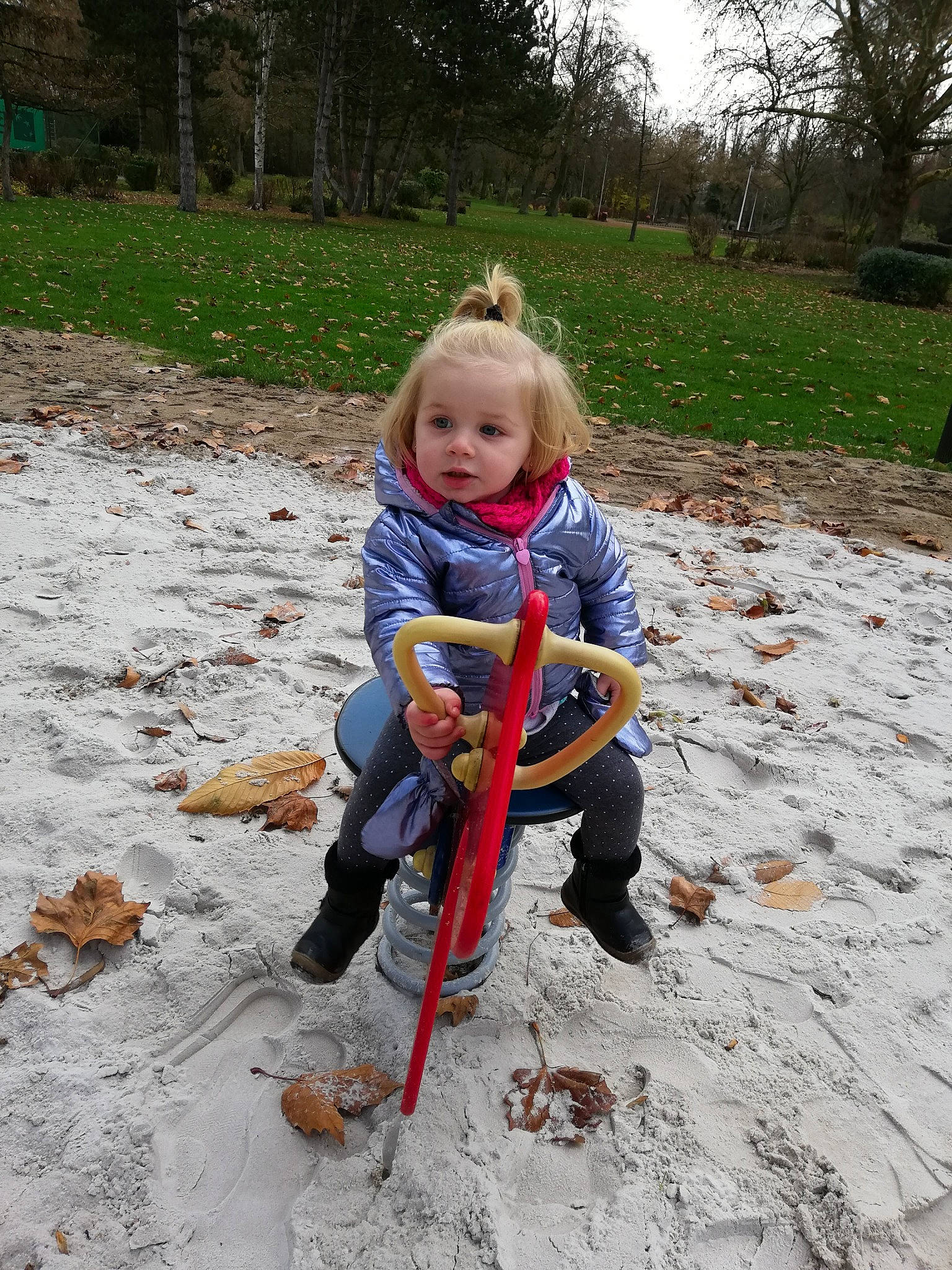 Leana participe au concours pour gagner de l'argent avec cette photo : child, fun, girl, grass, outdoor_play_equipment, person, plant, play, playground, public_space, recreation, sand, soil, toddler, tree, vacation, water, winter