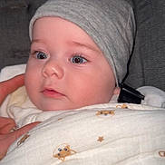 Mylan a rejoint le concours — aidez-le/la à gagner de superbes lots ! baby, infant, beanie, hat, blanket, swaddle, close_up, portrait, blue_eyes, cheeks, cute, hand, couch, fabric, fox_pattern, pacifier_clip, soft_skin, expression, indoor, soft_lighting