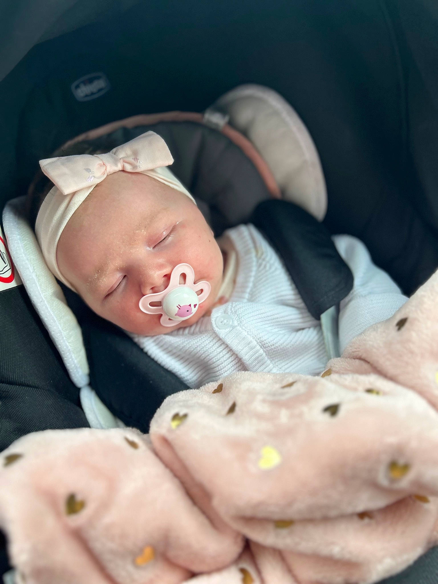 Elise a rejoint le concours — aidez-le/la à gagner de superbes lots ! baby, baby_products, baby_toddler_clothing, cheek, child, comfort, happy, hat, linens, person, skin, sleep, toddler