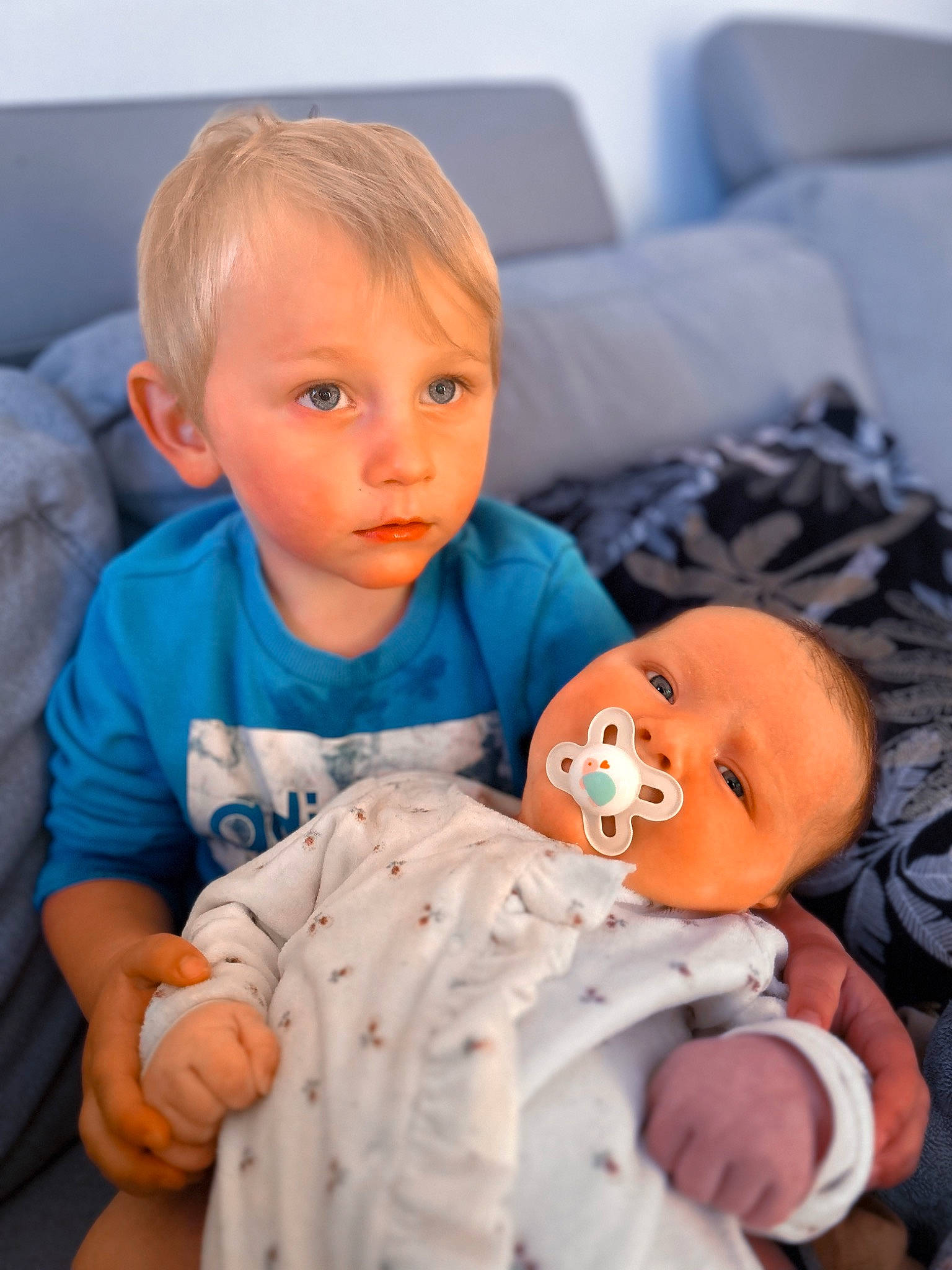 étann participe au concours pour gagner de l'argent avec cette photo : baby, baby_sleeping, baby_toddler_clothing, cheek, child, comfort, face, facial_expression, head, mammal, mouth, nose, orange, organ, person, room, sitting, skin, textile, toddler