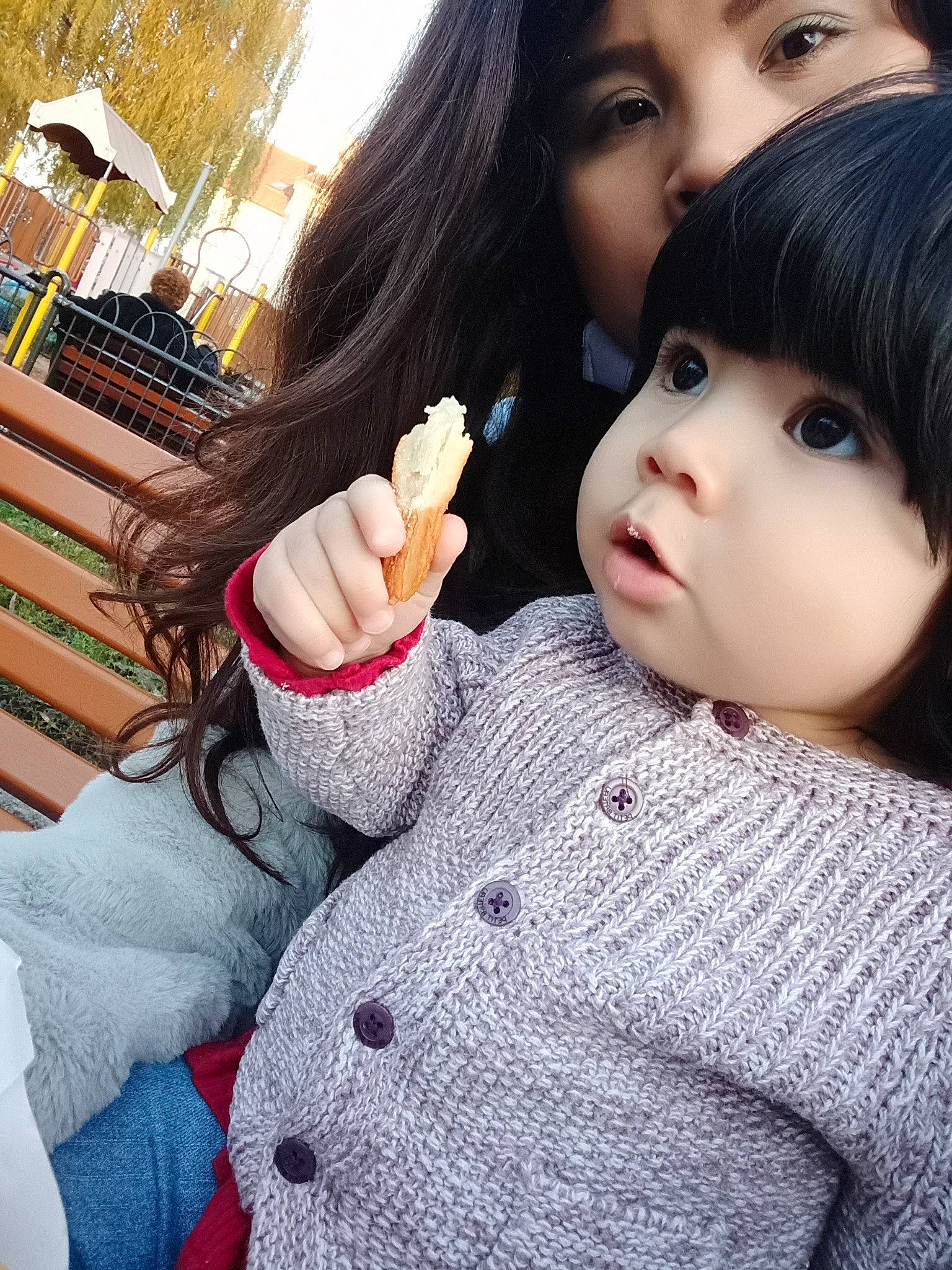 Alice a rejoint le concours — aidez-le/la à gagner de superbes lots ! baby_toddler_clothing, bangs, black_hair, cheek, eating, eyelash, finger, gesture, hime_cut, human, iris, knitting, lip, person, sharing, sleeve, snack, sweater, thumb, wool