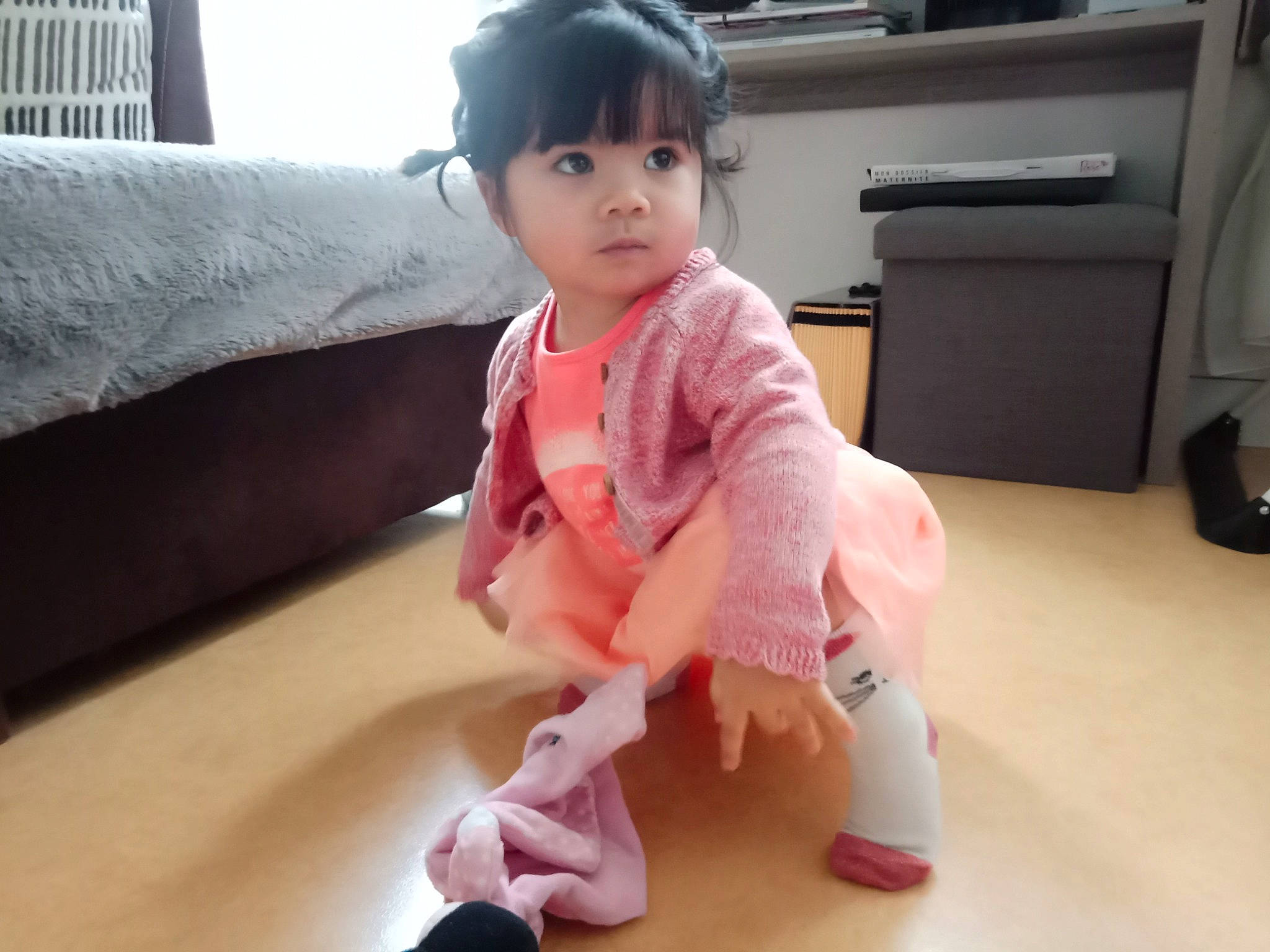 Alice participe au concours pour gagner de l'argent avec cette photo : baby, baby_toddler_clothing, barefoot, comfort, couch, face, floor, flooring, foot, hair, happy, head, human_leg, neck, person, sitting, skin, sleeve, sock, thigh