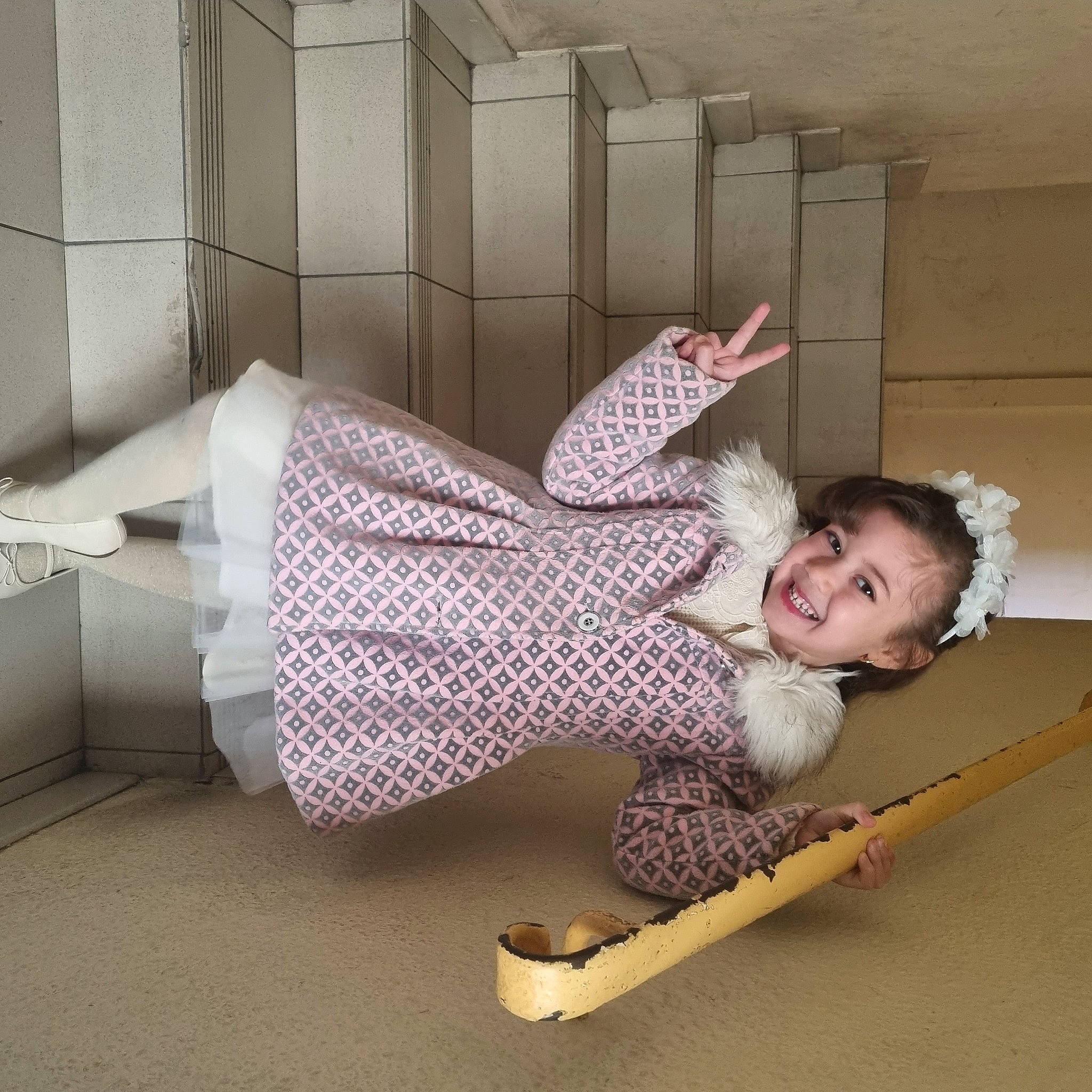 Dima participe au concours pour gagner de l'argent avec cette photo : baby_toddler_clothing, child, comfort, floor, flooring, foot, fun, happy, human_leg, joy, linens, pattern, person, room, sitting, smile, toddler, vintage_clothing, wood